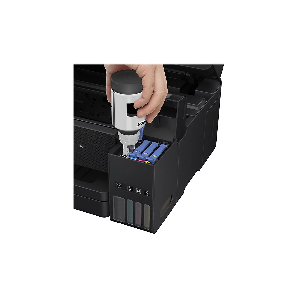 Person befÃ¼llt TintenbehÃ¤lter eines Druckers mit Tinte aus einer Flasche.