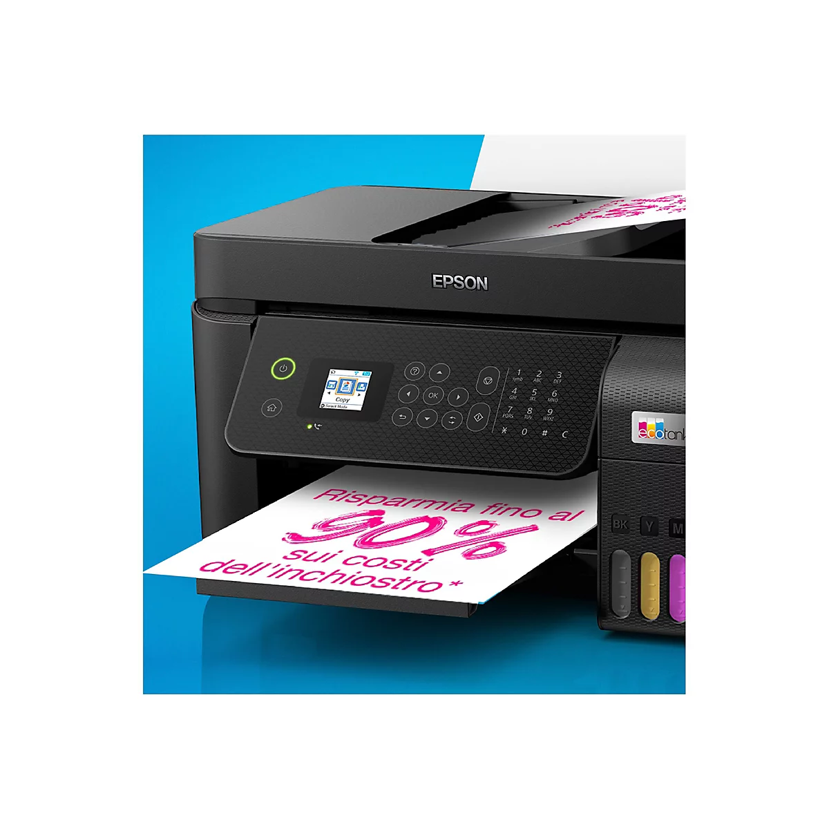 Epson EcoTank Drucker druckt ein Blatt mit der italienischen Aufschrift zu 90 Prozent Tintenkostenersparnis.