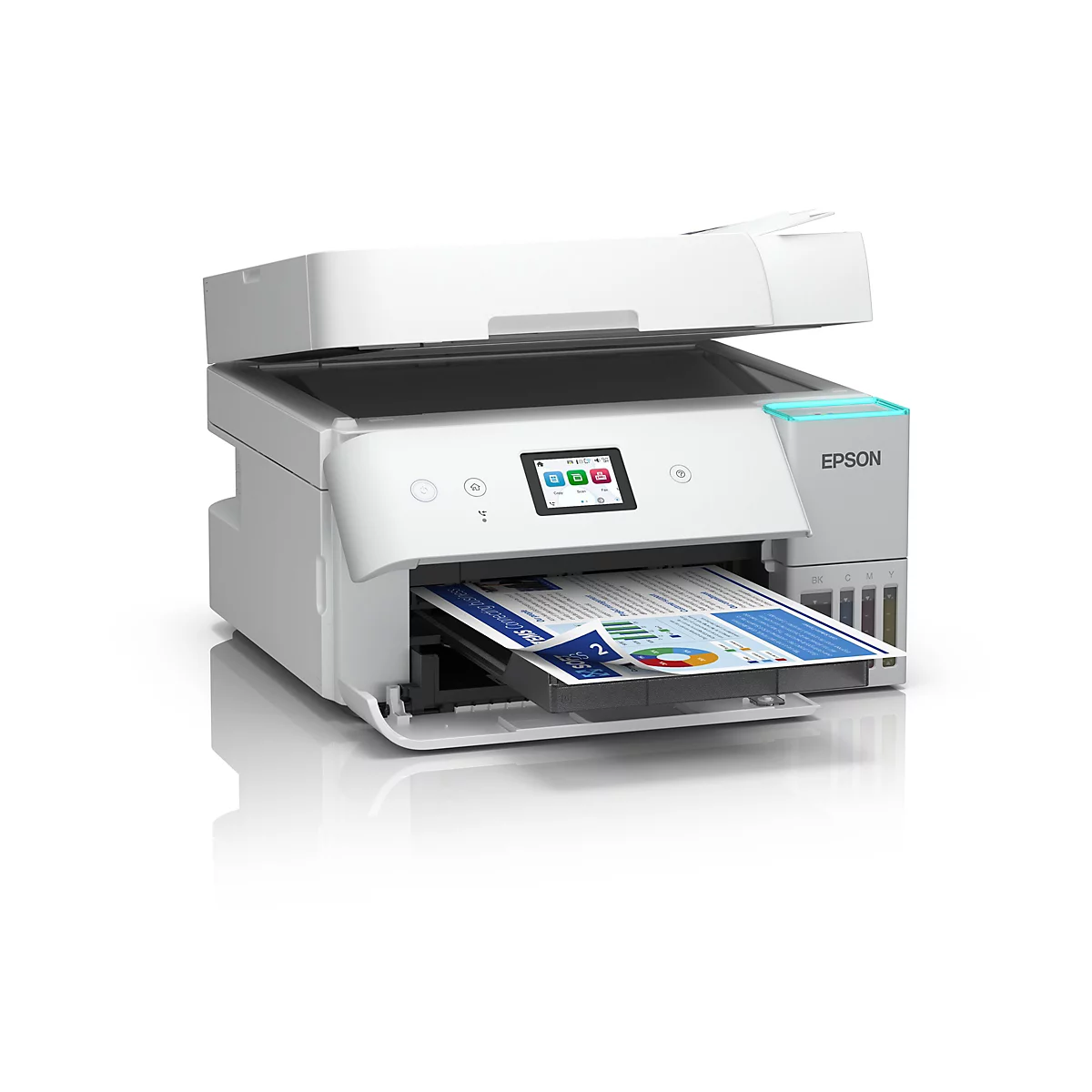 Weißer Epson EcoTank Multifunktionsdrucker mit offener Scannerabdeckung und bedrucktem Blatt Papier auf neutralem Hintergrund.