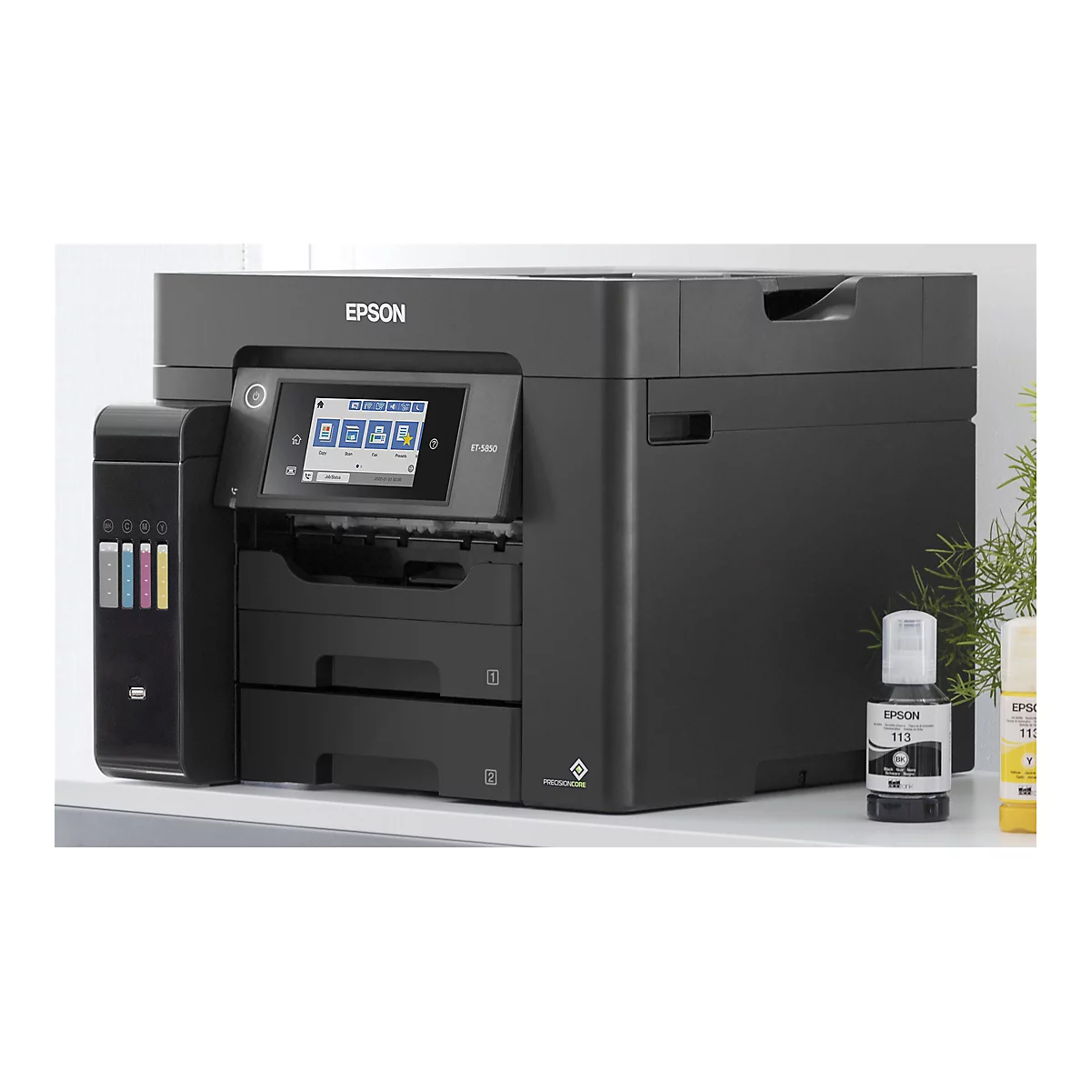 Ein schwarzer Epson ET-5850 Multifunktionsdrucker mit Tintenflaschen. Das Gerät steht auf einer weißen Oberfläche vor einer weißen Wand. Das Bedienfeld zeigt verschiedene Symbole.