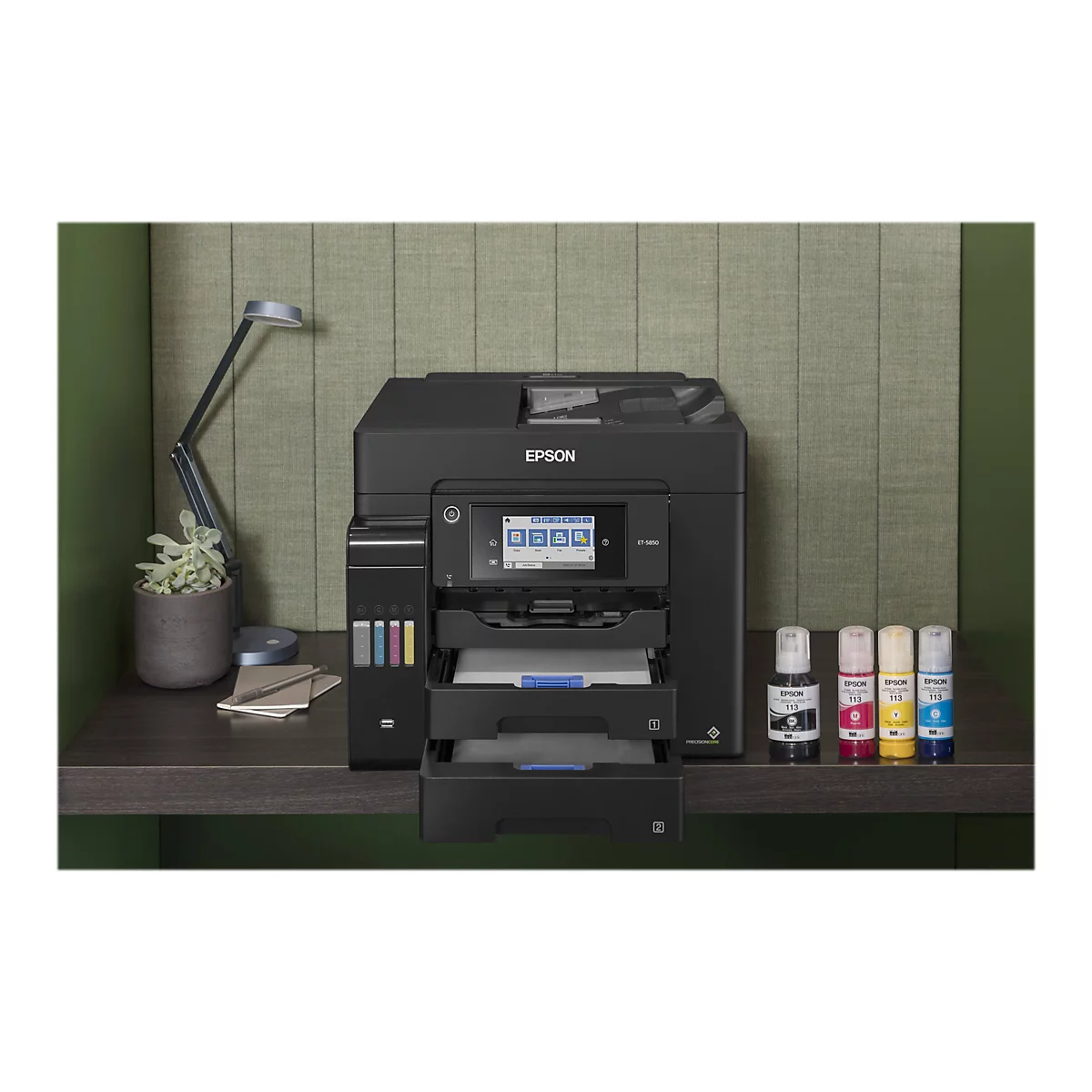 Ein schwarzer Epson-Drucker, mit geöffneten Schubladen und geöffnetem Papiereinzug, daneben Tintenpatronen.