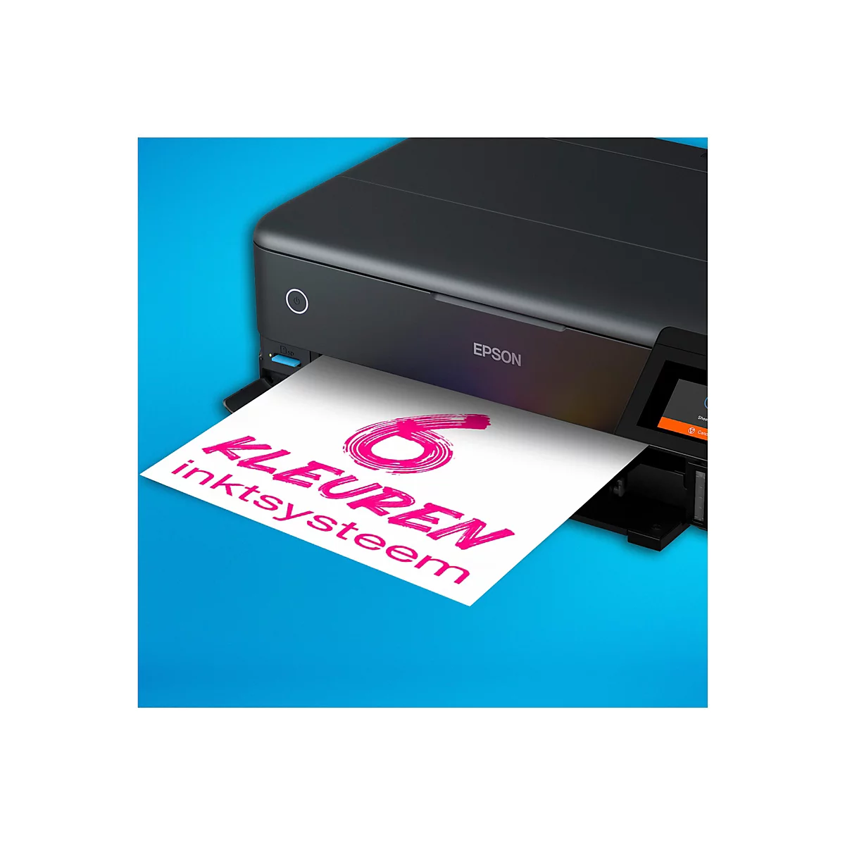 Ein schwarzer Drucker druckt ein Blatt Papier mit dem Text „6 KLEUREN inktsysteem“ in Pink. Auf blauem Hintergrund.