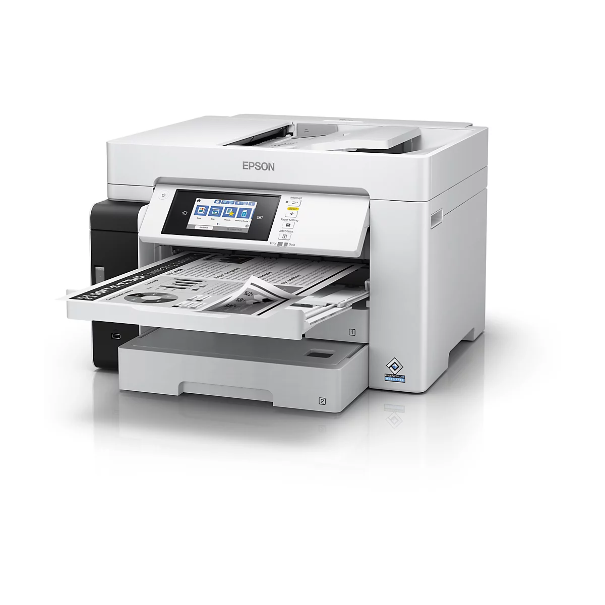Ein weißer Epson Multifunktionsdrucker. Das Gerät druckt gerade eine Seite mit Diagrammen. Auf dem Bedienfeld ist ein Touchscreen mit Menüoptionen zu sehen.