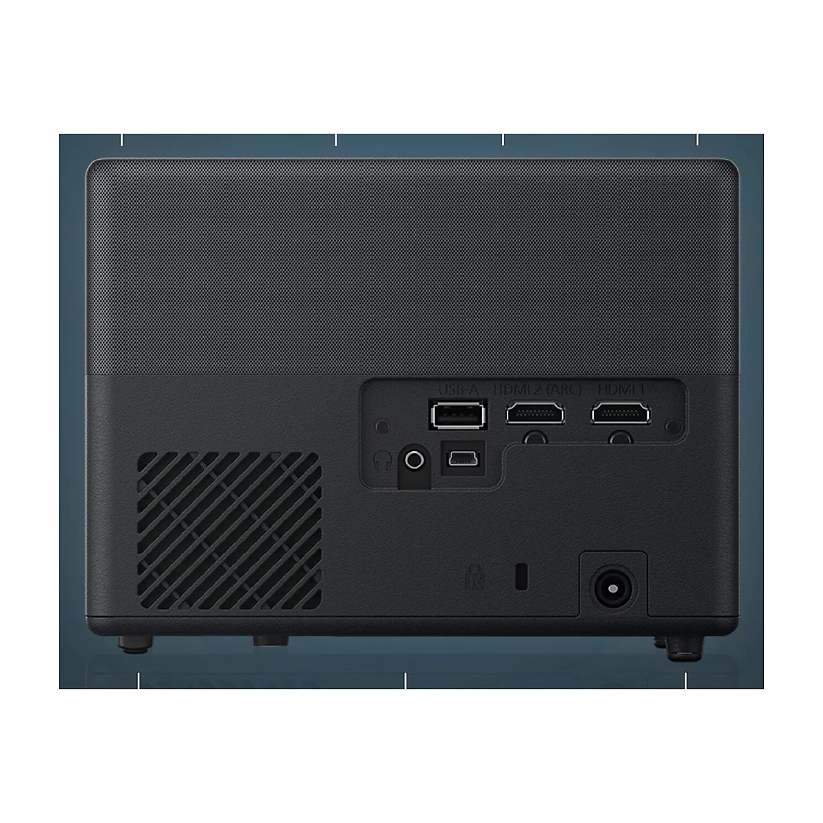 Rückseite eines schwarzen Projektors mit Anschlüssen: USB-A, HDMI, Stromanschluss.