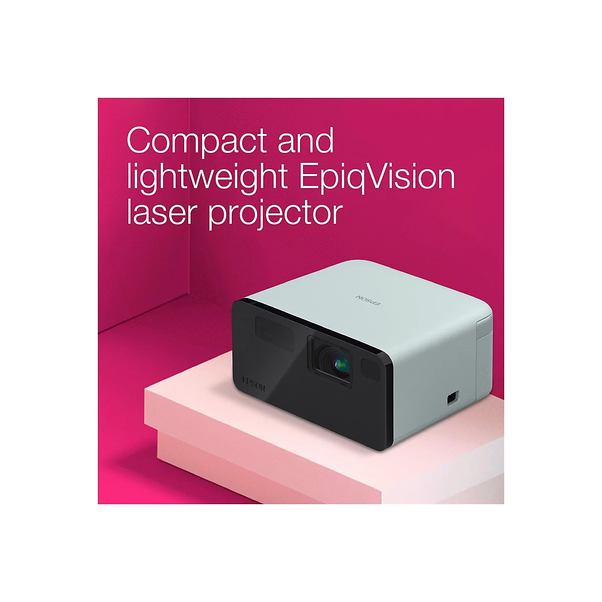 Kompakter, leichter EpiqVision Laserprojektor. Hellgraues GehÃ¤use, schwarze Linse, auf einer rosa FlÃ¤che platziert. Text: Compact and lightweight EpiqVision laser projector.