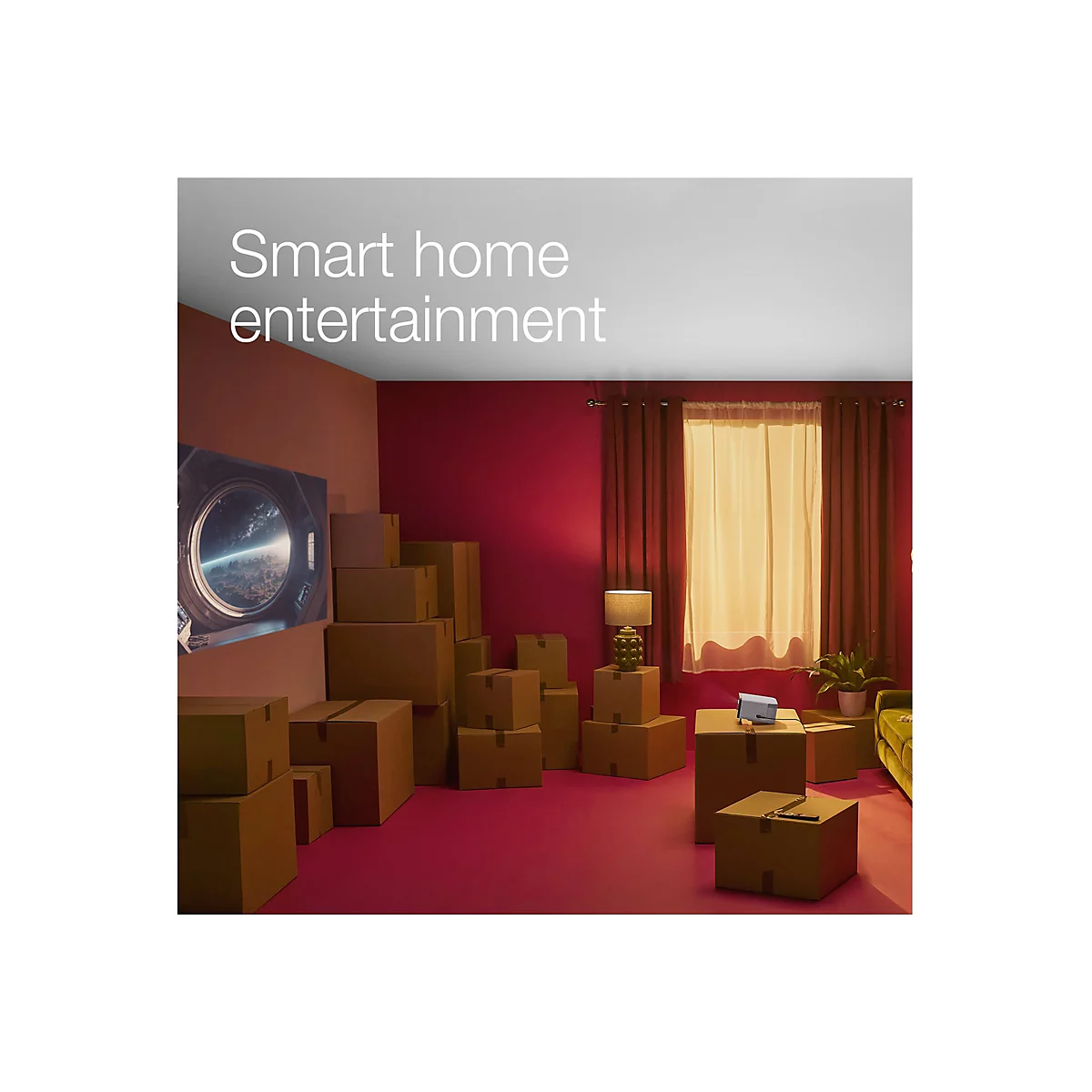 Ein Zimmer mit Projektor auf Kisten, Schriftzug "Smart home entertainment".