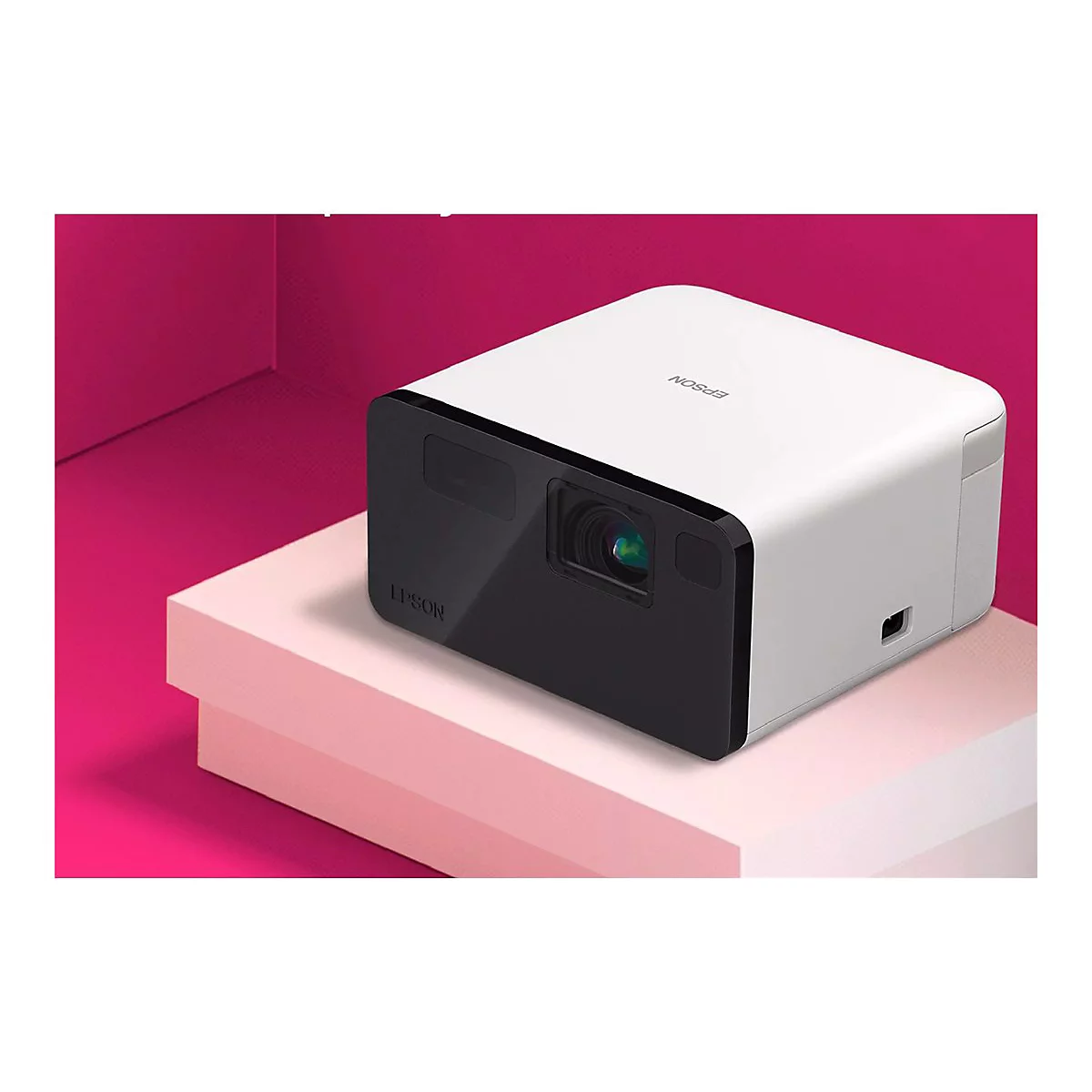 WeiÃŸer Projektor auf rosa Podest. Der Objektivbereich ist schwarz. Mit Epson Schriftzug.