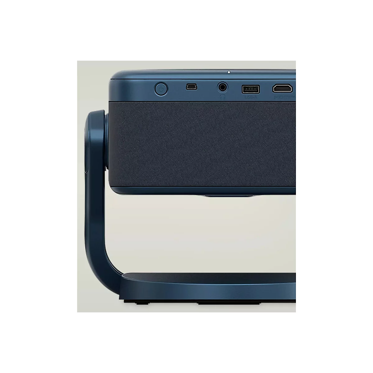 Blaues Projektor-Detail, auf einem Ständer. Oberseite mit Anschlüssen, darunter: Ein/Aus-Knopf, USB und HDMI. Dunkelgraue Textur an der Gehäuseseite.
