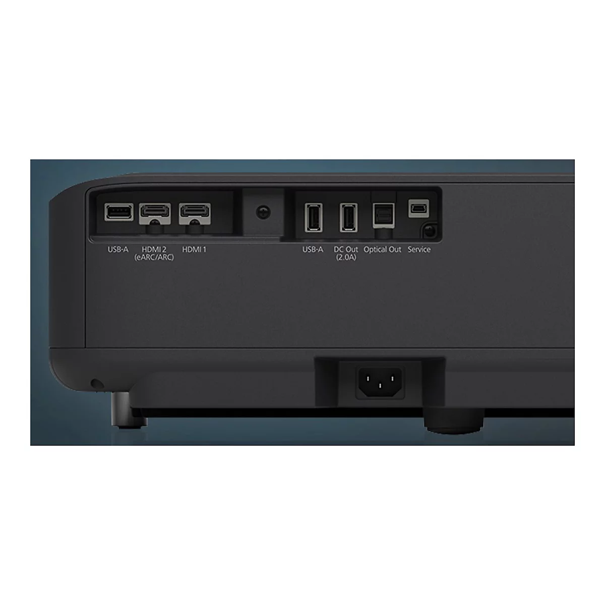 Nahaufnahme der Rückseite eines schwarzen Projektors mit Anschlüssen wie USB, HDMI, optischer Ausgang und Stromanschluss.