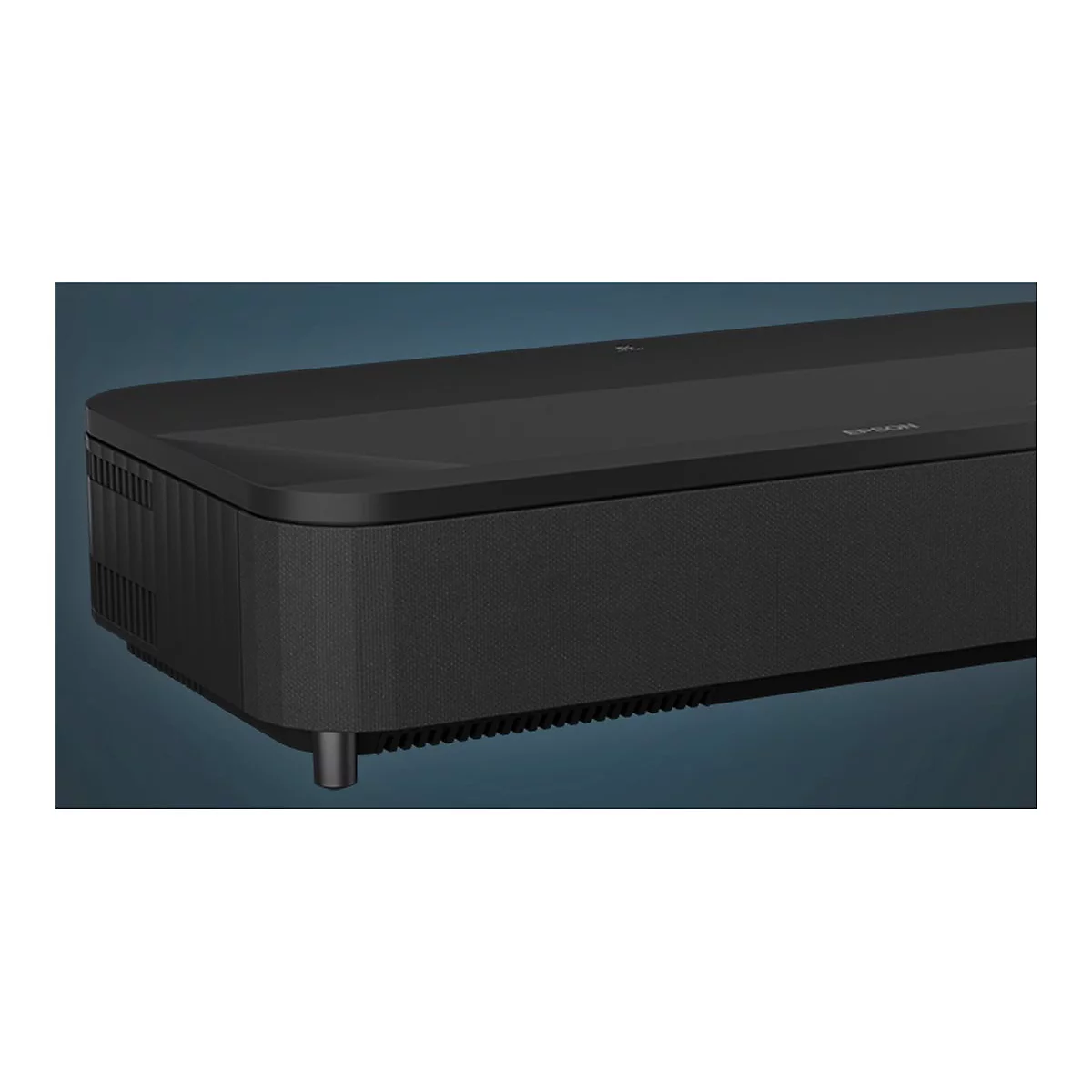 Nahaufnahme eines schwarzen Projektors, der den Großteil des Bildes einnimmt. Das Epson-Logo ist sichtbar.