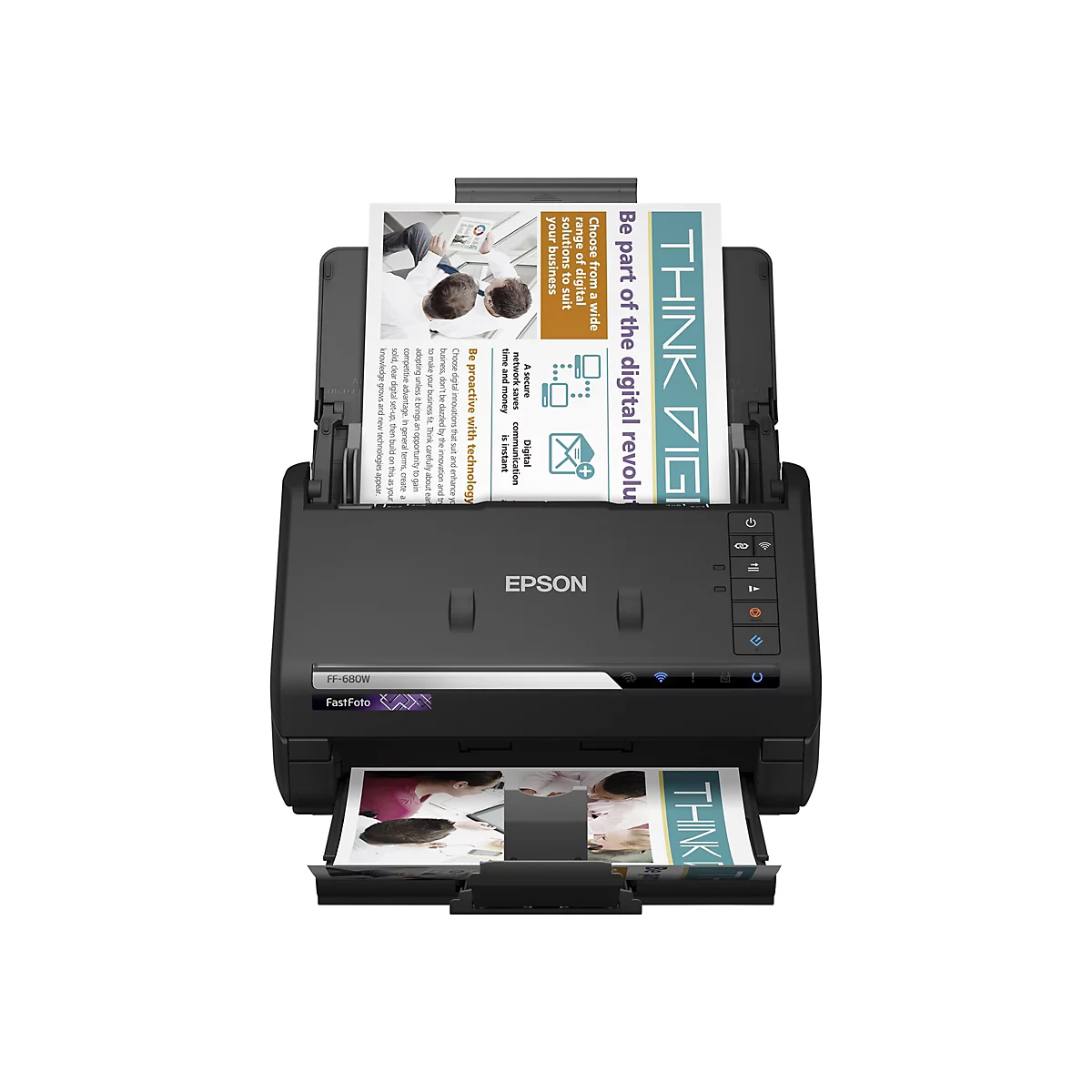 Un scanner Epson noir avec deux feuilles de papier insérées, imprimées avec du texte, dont "Think Digi".