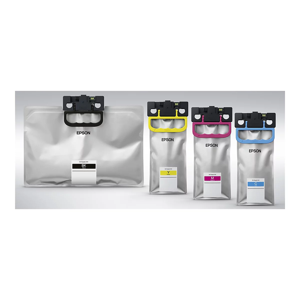 Vier Epson Tintenpatronen in verschiedenen Größen mit schwarzen Halterungen und farbigen Griffen. Die Farben sind: Schwarz, Gelb, Magenta und Cyan.