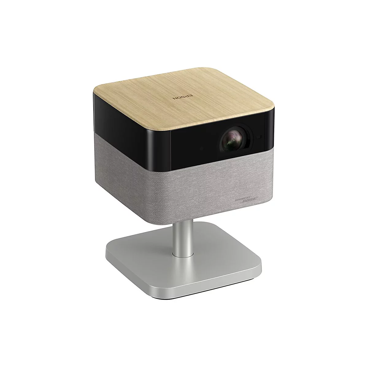 Würfelförmiger Beamer mit Holzoptik-Deckel, schwarzem Mittelteil und grauem Stoff-Unterteil. Auf silberfarbenem Sockel. "EPSON" und "Bose" Schriftzüge.