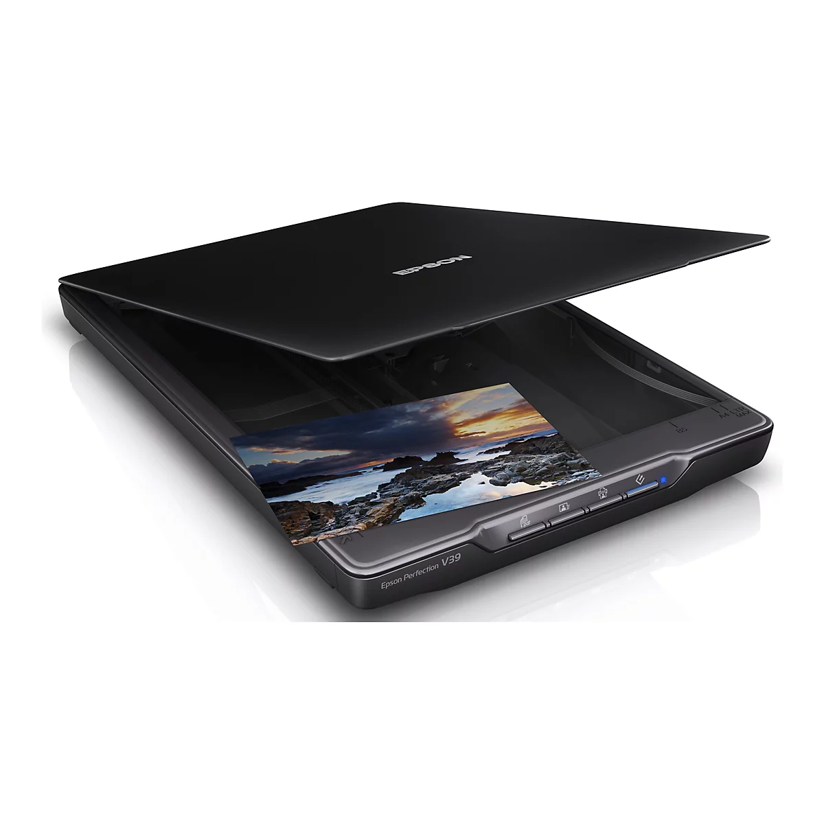 Scanner Epson noir avec couvercle ouvert. En dessous se trouve une photo scannée d'un coucher de soleil sur la mer.