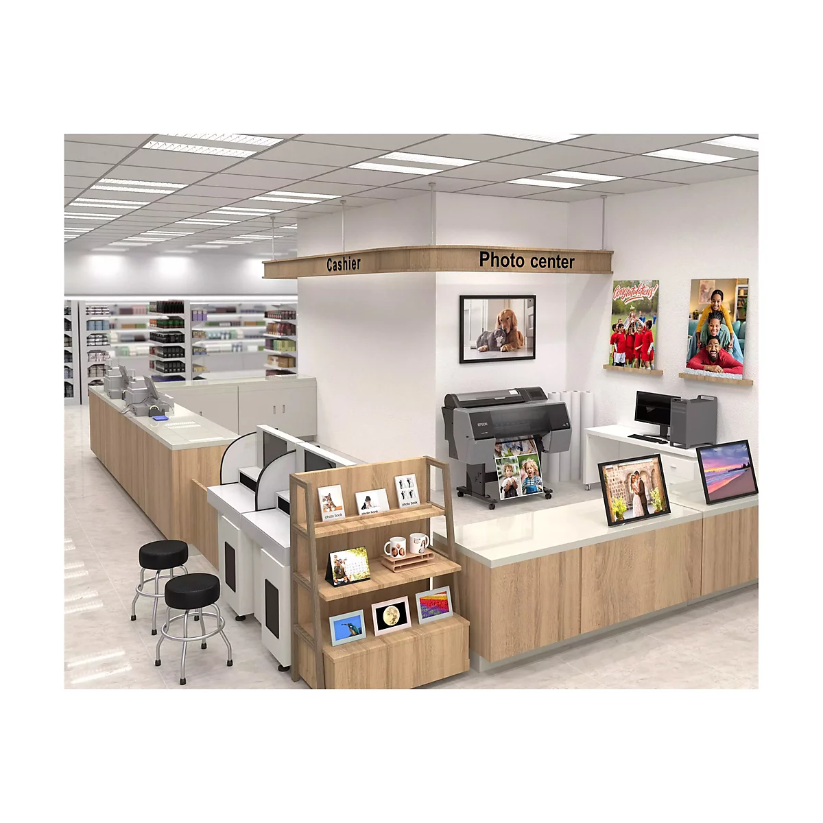 Innenansicht eines Fotocenters. An der Wand hängen Fotos. Auf der Theke stehen Bilderrahmen und eine Druckmaschine druckt ein Foto aus.
