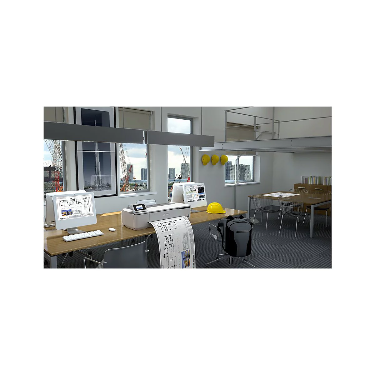 BÃ¼ro mit Computer, Plotter und Bauplan, gelben Helmen. Blick auf Skyline.