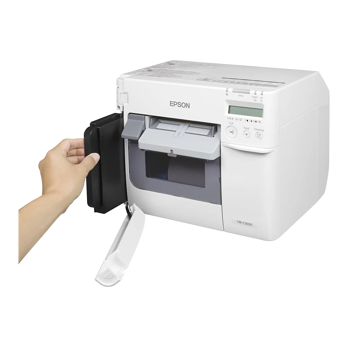 Eine Person legt ein schwarzes Teil in einen weiÃŸen Drucker der Marke Epson ein. Der Drucker hat ein offenes Fach.