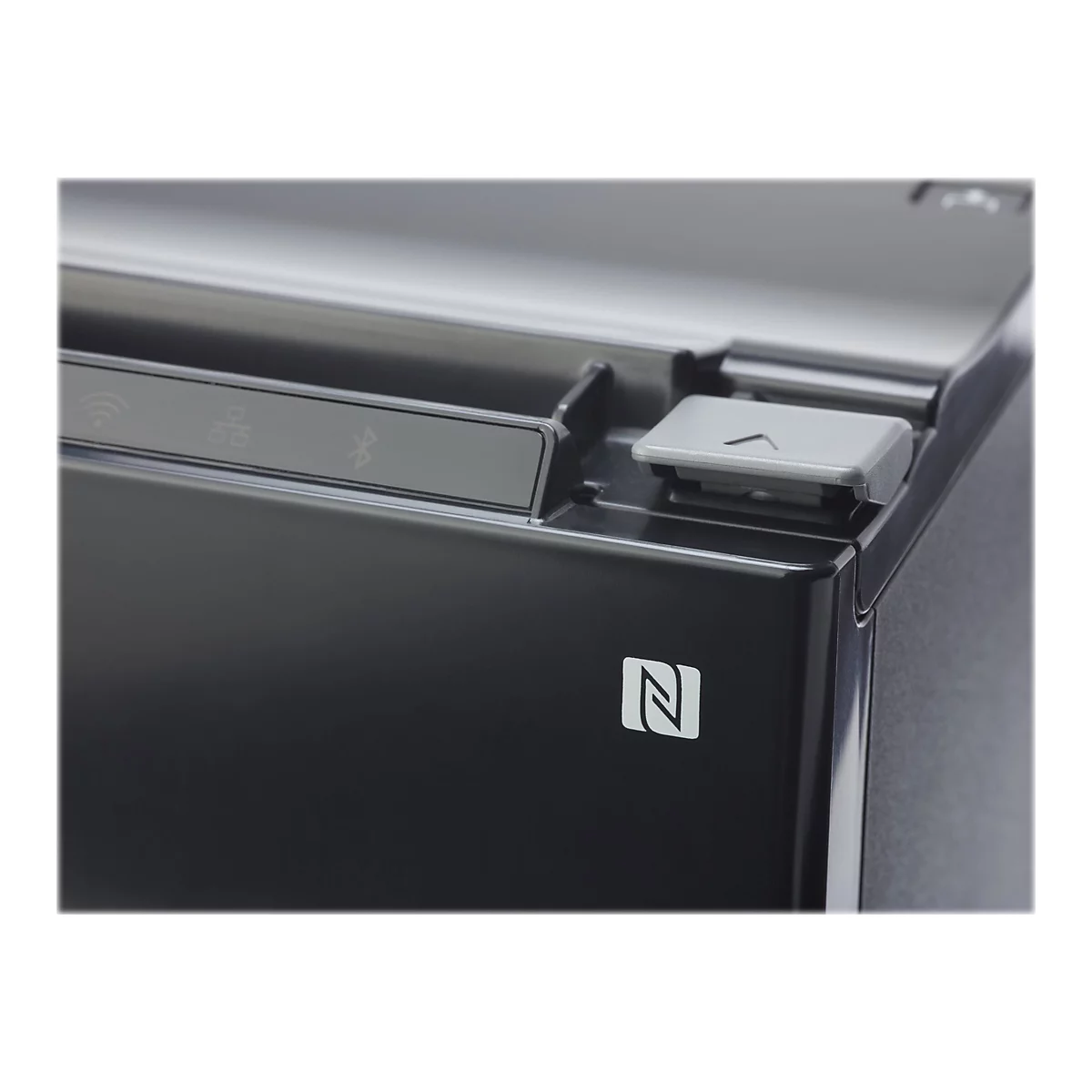 Detailansicht eines schwarzen Druckers mit NFC-Logo, Status-Symbolen für WLAN, Netzwerk und Bluetooth sowie einer Taste.