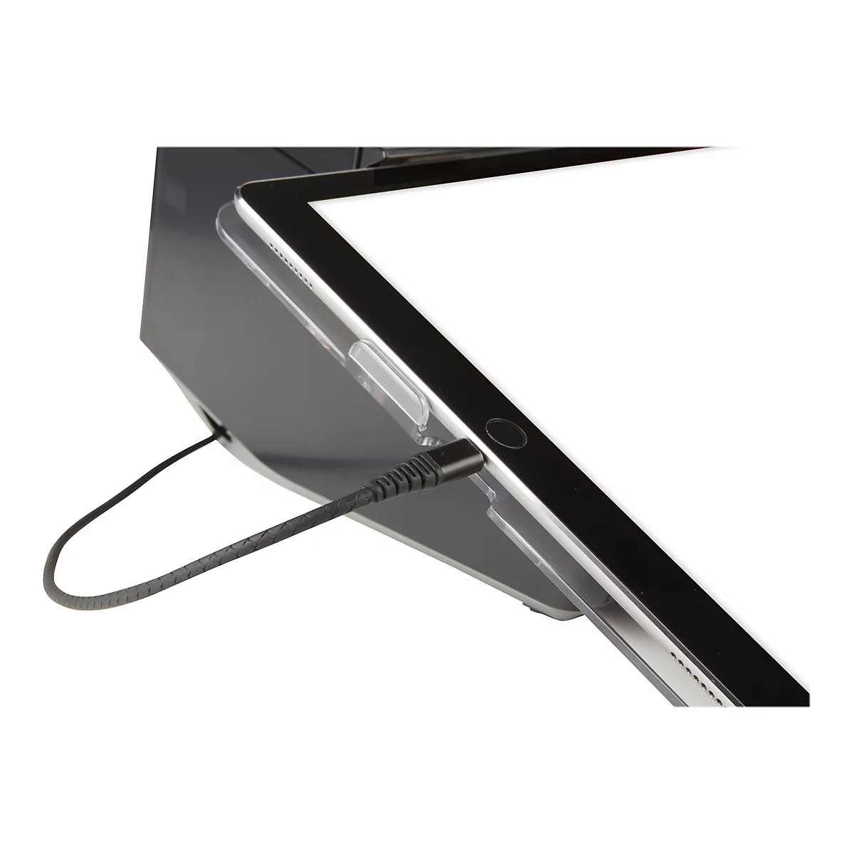 Nahaufnahme eines Tablets, das über ein schwarzes Kabel aufgeladen wird. Das Tablet hat einen schwarzen Rahmen und einen weißen Bildschirm.