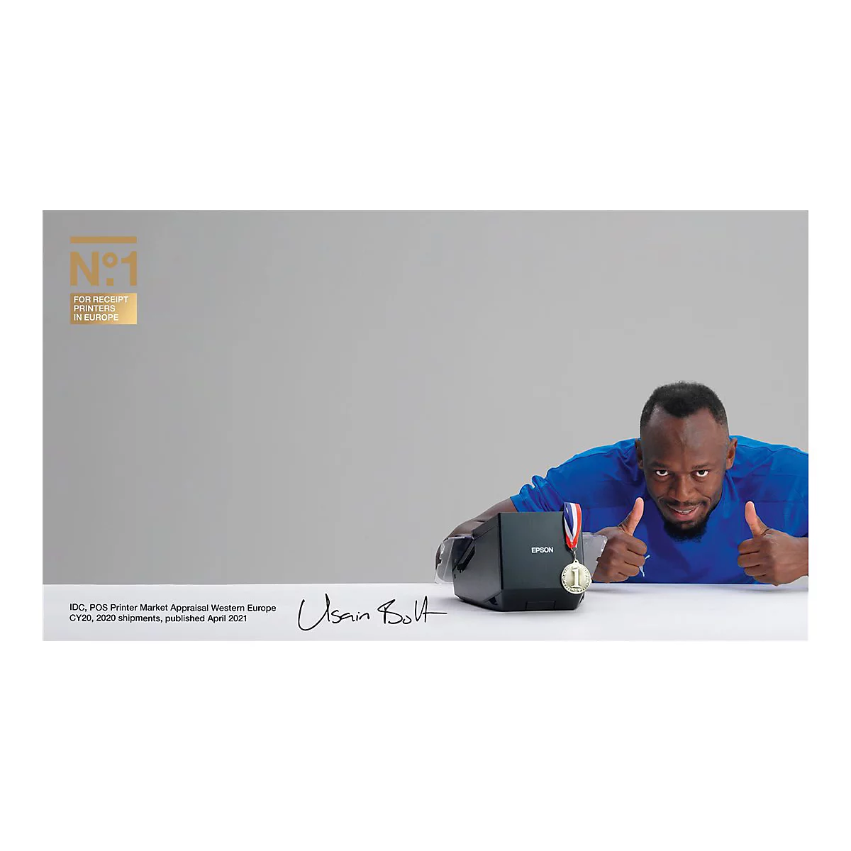 Usain Bolt hält Daumen hoch neben einem Epson-Bon-Drucker mit Medaille.