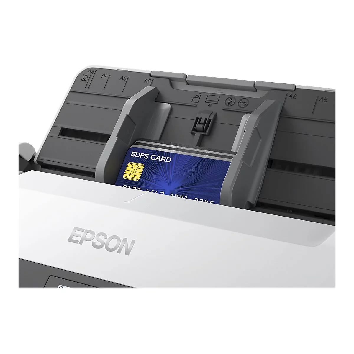 Nahaufnahme eines weißen Epson-Scanners, in dem eine blaue EDPS-Karte liegt. Darüber schwarze Details.
