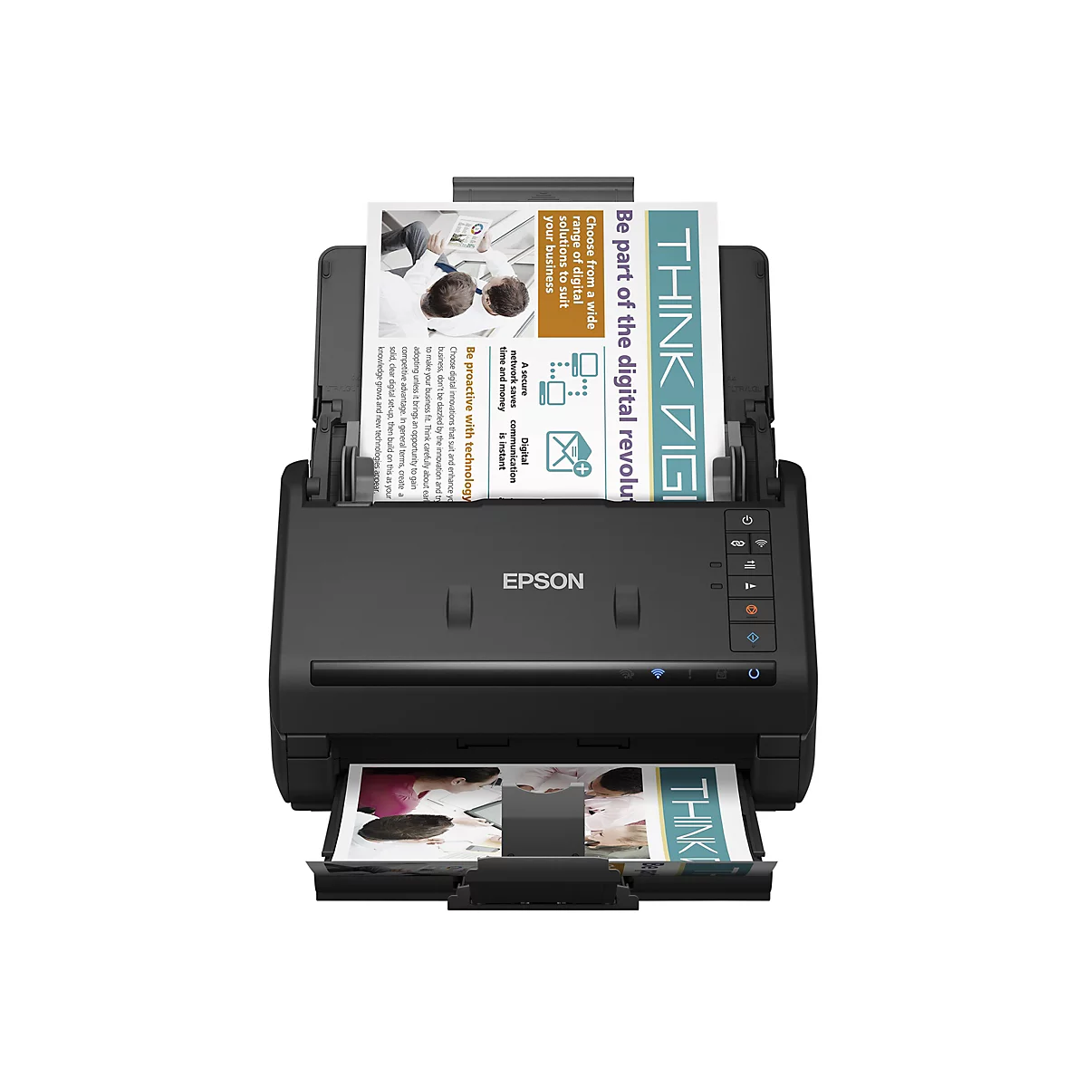 Ein schwarzer Epson-Scanner mit geÃ¶ffnetem Einzug und zwei eingelegten BlÃ¤ttern mit Text. Das GerÃ¤t ist vor weiÃŸem Hintergrund platziert.
