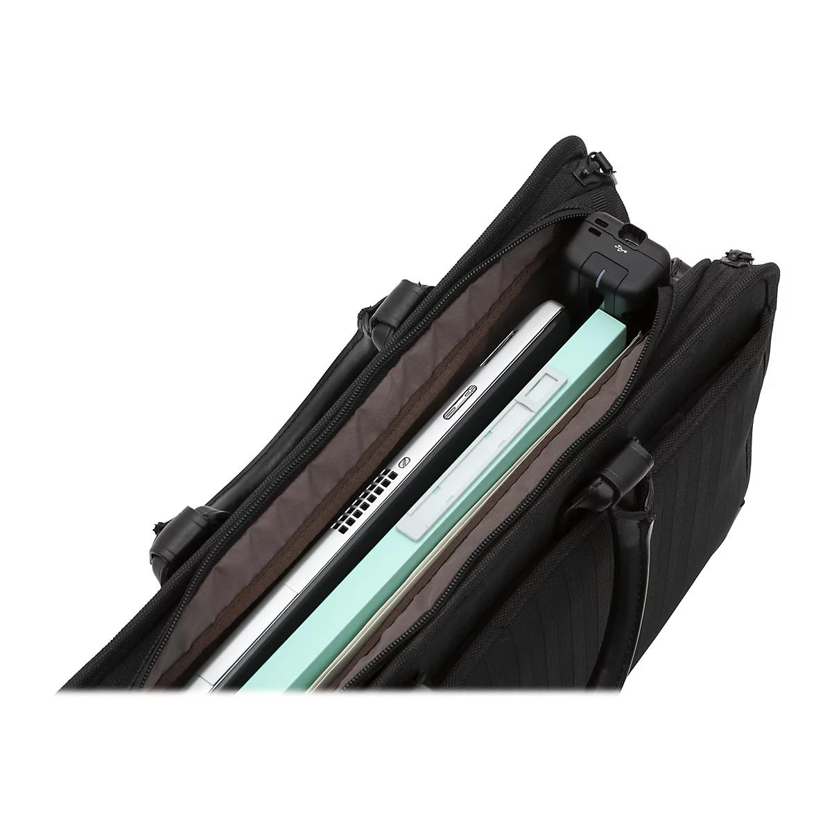 Schwarze Aktentasche mit Inhalt, darunter ein Laptop, Ordner und Ladegerät. Alles vor weißem Hintergrund.