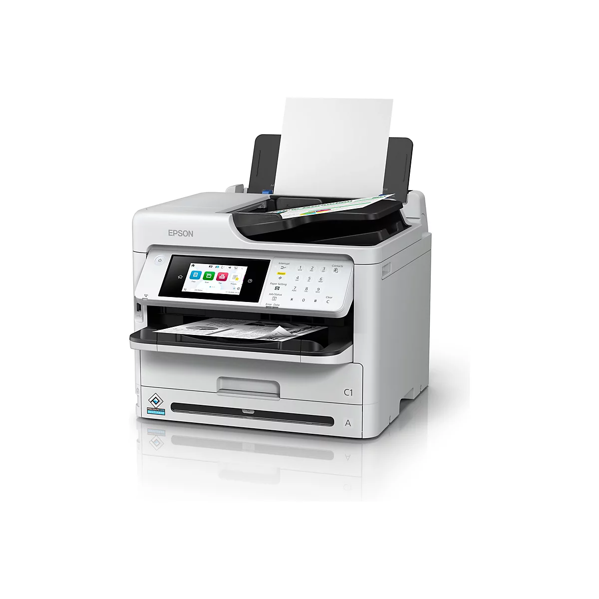 Weißer Epson Multifunktionsdrucker vor weißem Hintergrund mit Touchscreen und bedruckten Papierblättern.