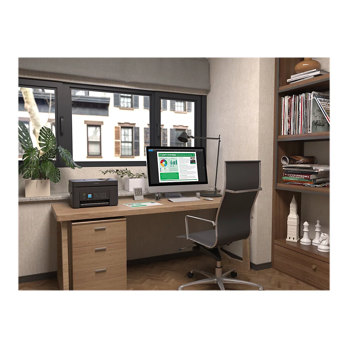 Environnement de bureau avec bureau, ordinateur et imprimante. Une fenÃªtre et une bibliothÃ¨que sont Ã  l'arriÃ¨re-plan.