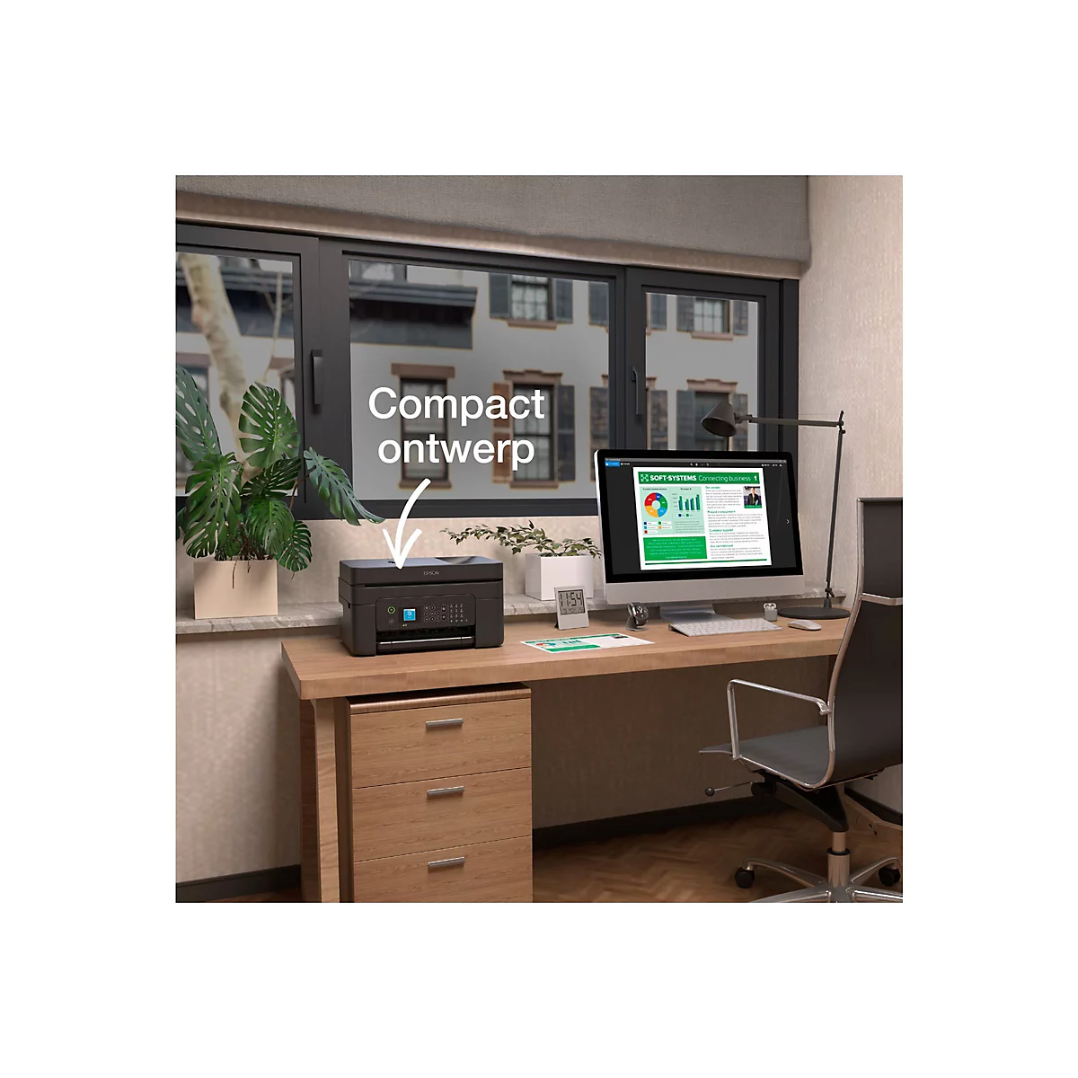 Une imprimante est posÃ©e sur un bureau Ã  cÃ´tÃ© d'une fenÃªtre, avec la mention Conception compacte. Un ordinateur est Ã©galement visible.
