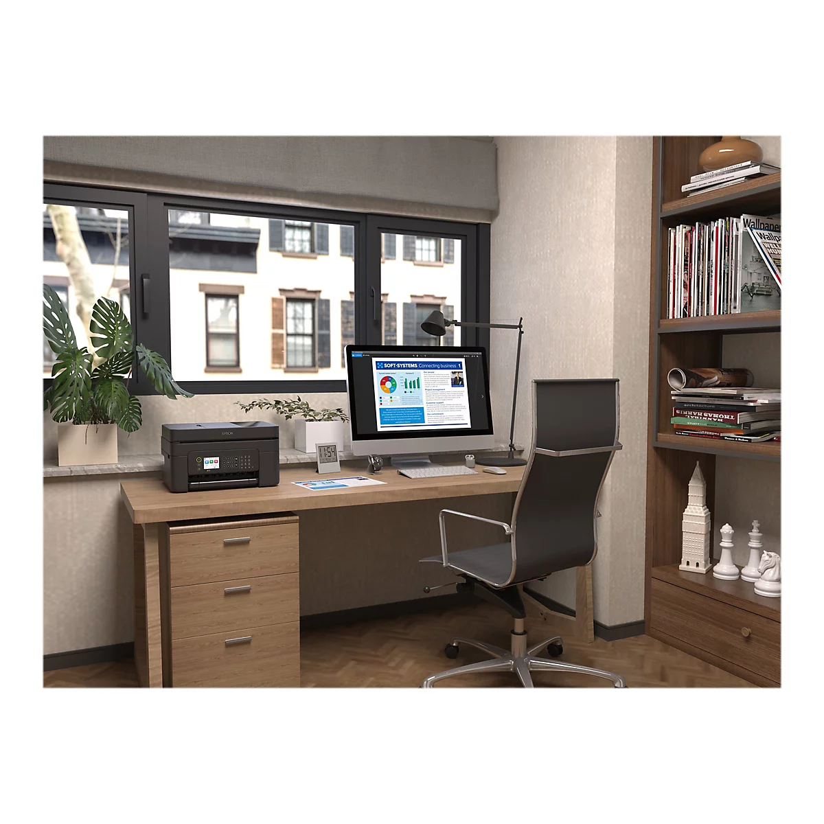 BÃ¼ro-Szene mit einem Schreibtisch, Drucker und Monitor. DrauÃŸen sind GebÃ¤ude zu sehen.