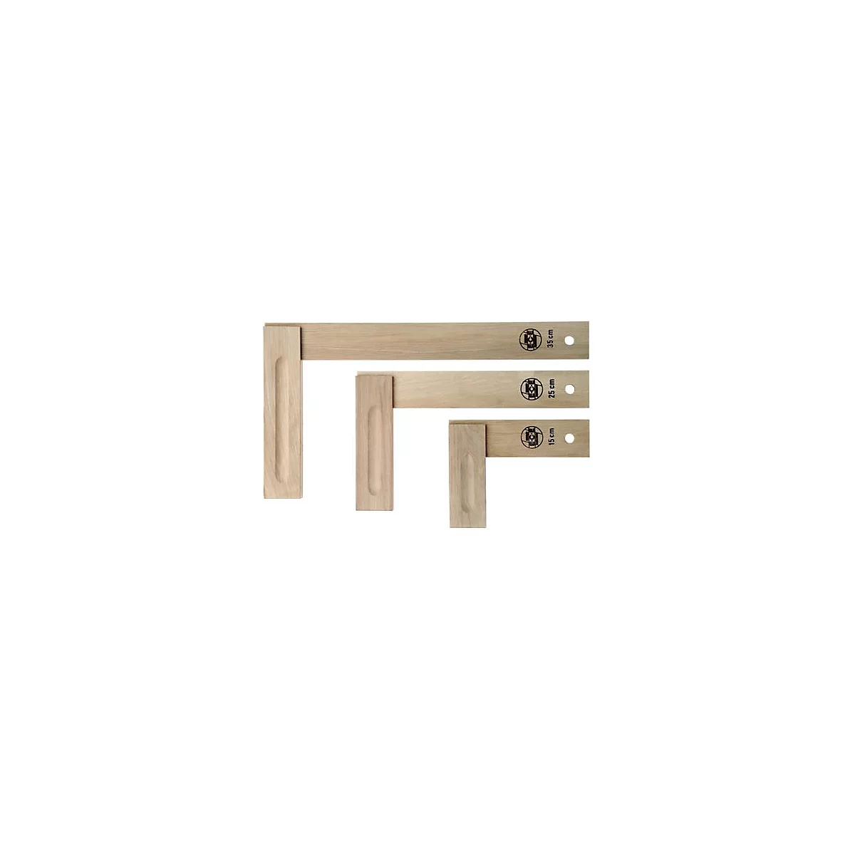 Trois équerres en bois de différentes tailles, couchées. Sur le côté horizontal figurent des indications de longueur et un logo imprimé.