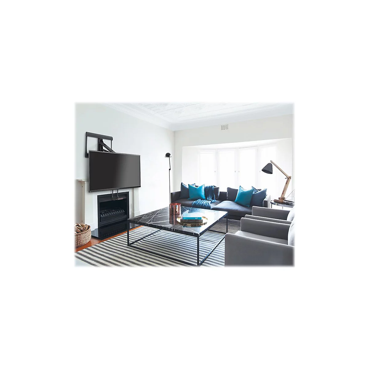 Wohnzimmer mit Wand-TV, Kamin und Sofa. Schwarzer Couchtisch und gestreifter Teppich.