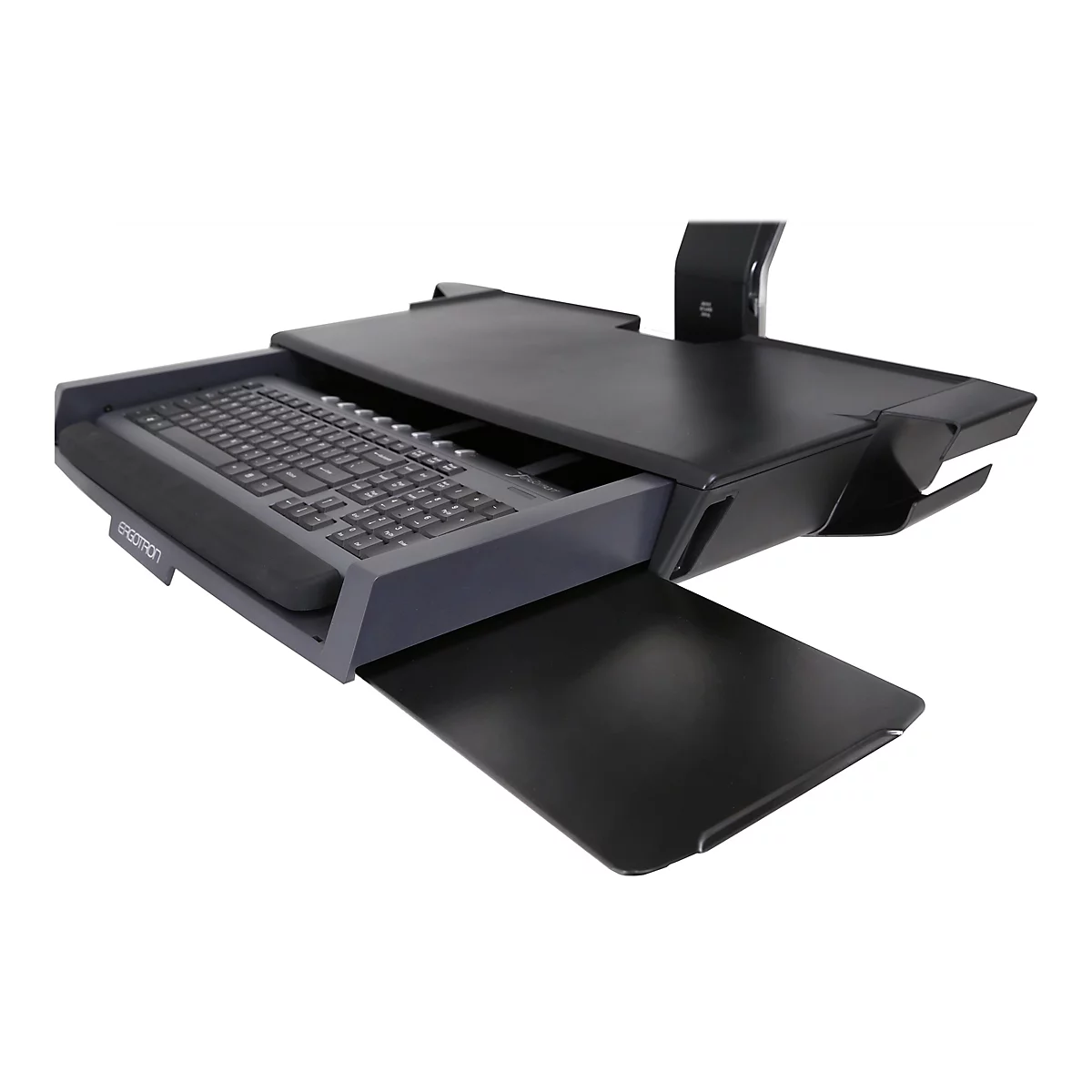 Ein schwarzes Tastaturfach mit integrierter Tastatur, Armlehne und ausziehbarer Mausablage. Das Fach ist an einem Halter befestigt, der an einem weißen Hintergrund befestigt ist. Auf dem Fach steht "ERGOTRON".