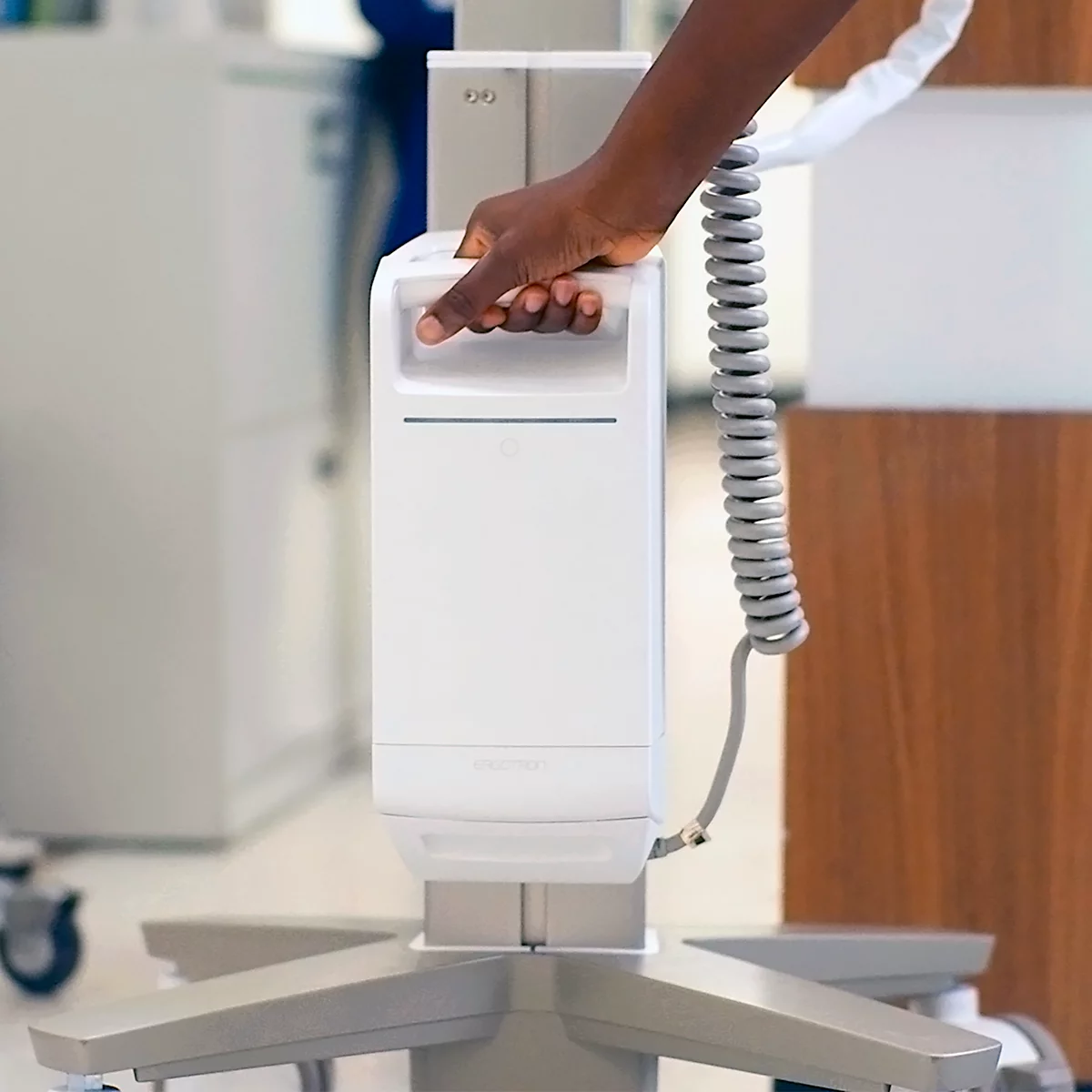 Ergotron CareFit™ 2.0 Chariot de documentation, avec articulation pour écran, jusqu'à 27', 2 niveaux de rangement, sur roulettes, blanc/gris chaud