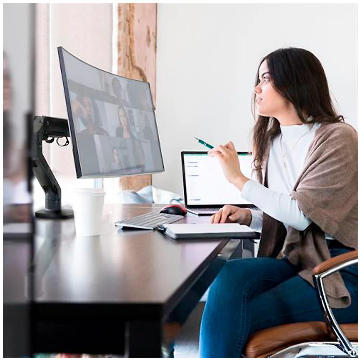 ergotron® HX Desk monitorarm, voor 1 beeldscherm tot 49″ &amp; tot 19,1 kg, ook voor gebogen beeldschermen, in hoogte en diepte verstelbaar, bureaubevestiging, zwart