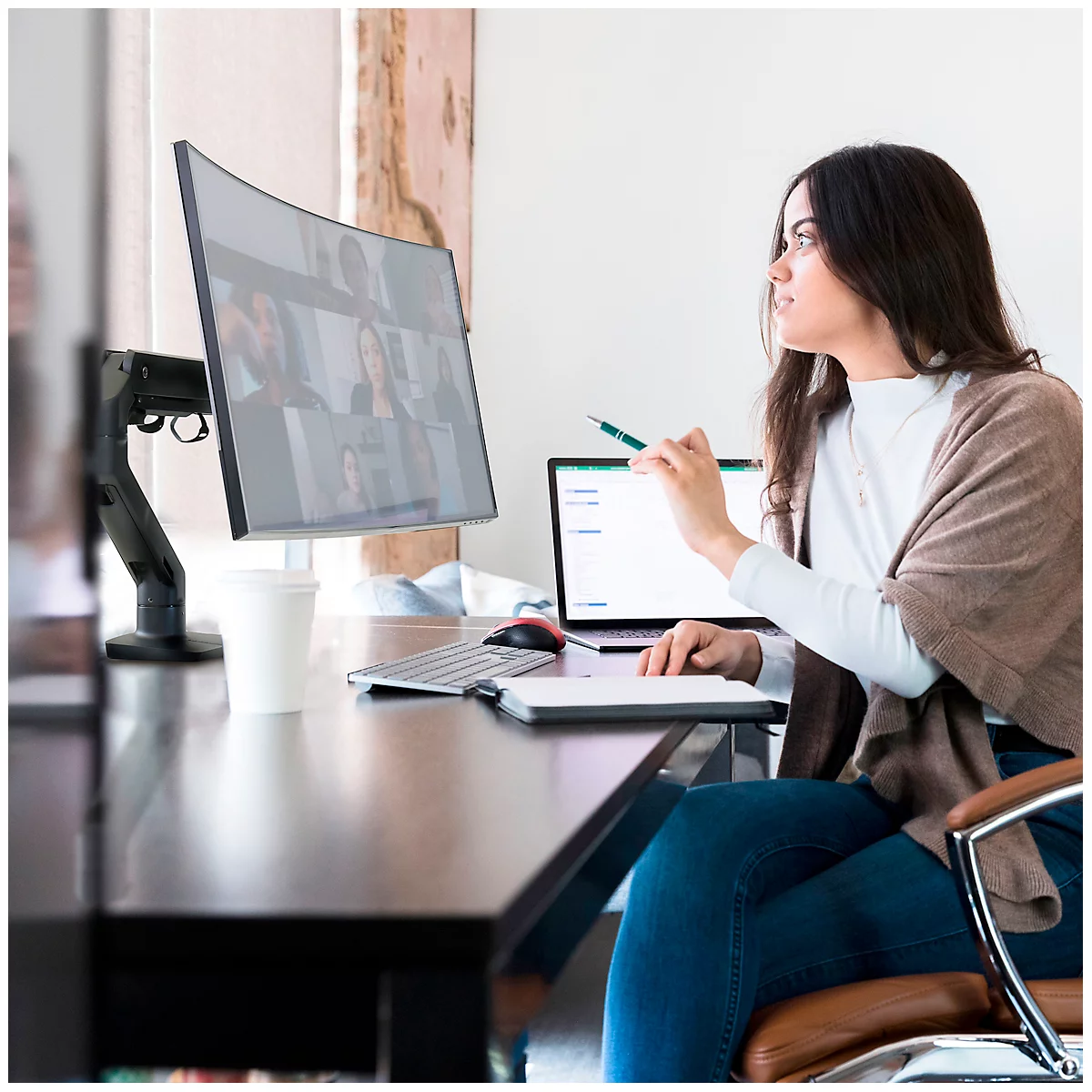 Ergotron HX enkele monitorarm, tot 49', in hoogte/diepte verstelbaar, kantelfunctie, VESA, mat zwart
