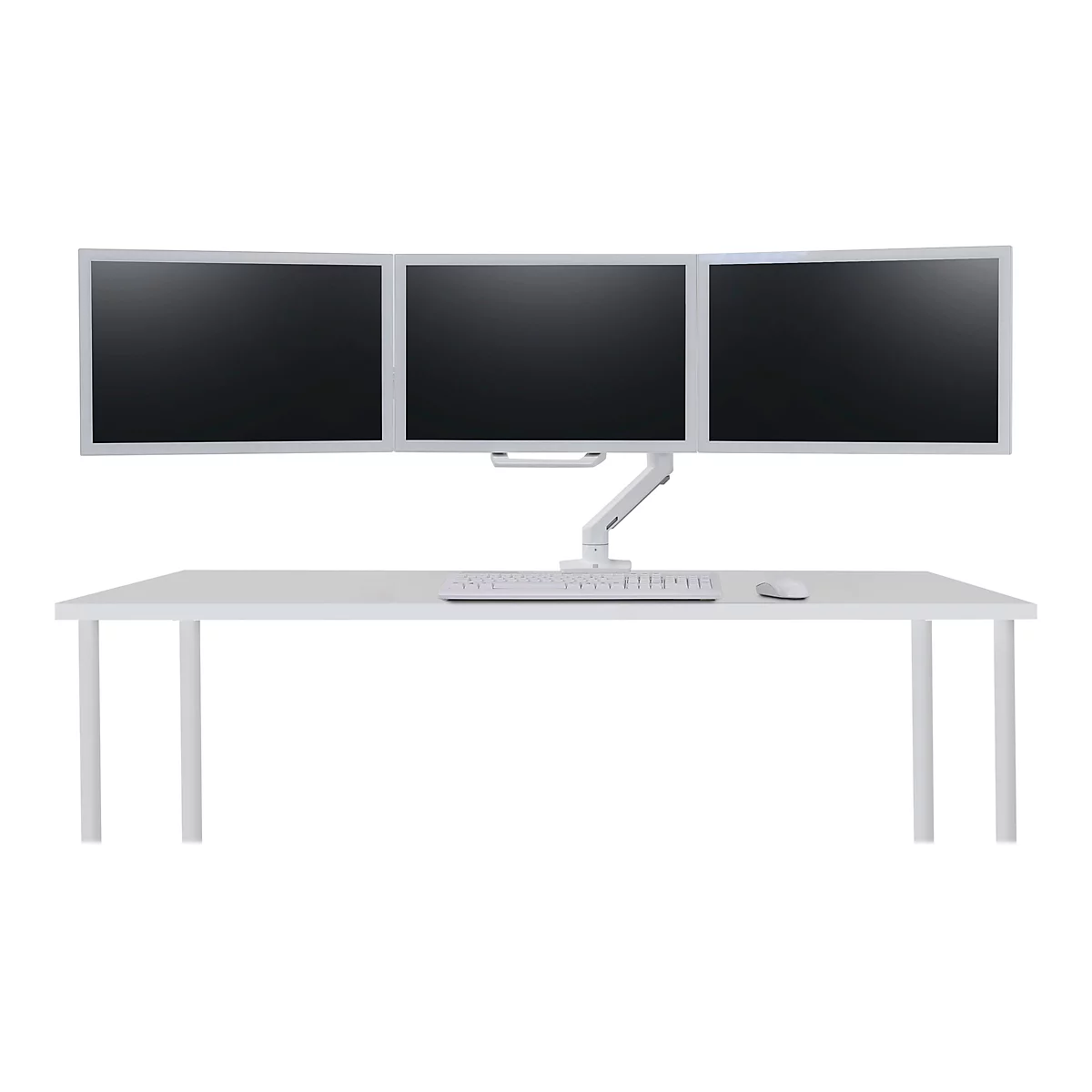 Drei Monitore über einem Schreibtisch mit Tastatur und Maus. Alles in Weiß.