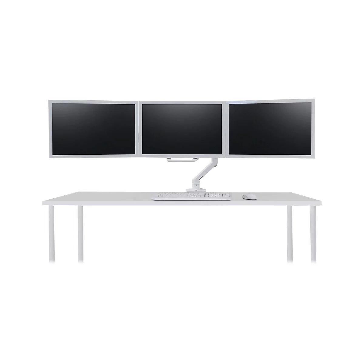 Drei Monitore über einem weißen Schreibtisch mit Tastatur und Maus. Alles in Weiß vor neutralem Hintergrund.