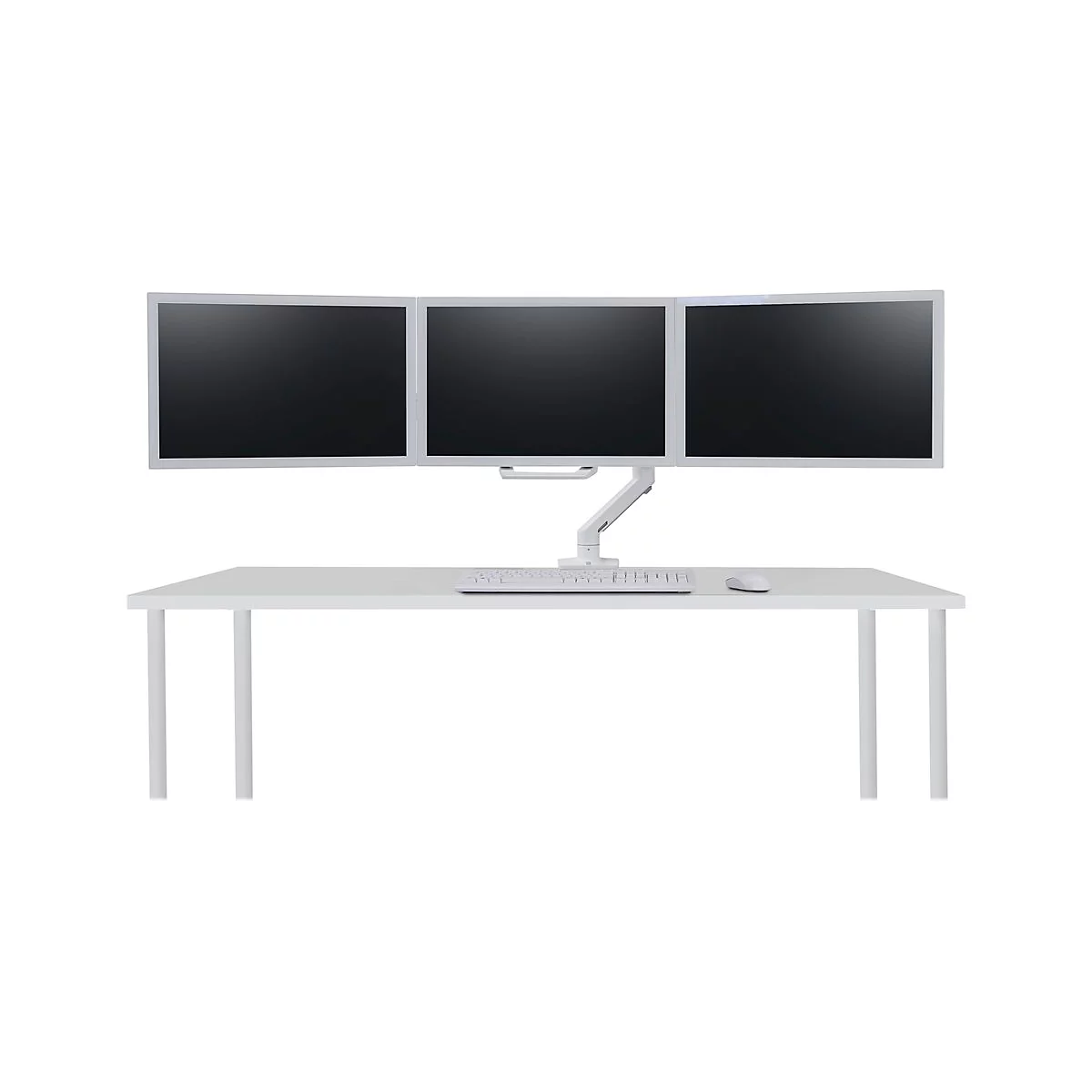 Drei Monitore über einem weißen Schreibtisch mit Tastatur und Maus. Alles vor weißem Hintergrund.
