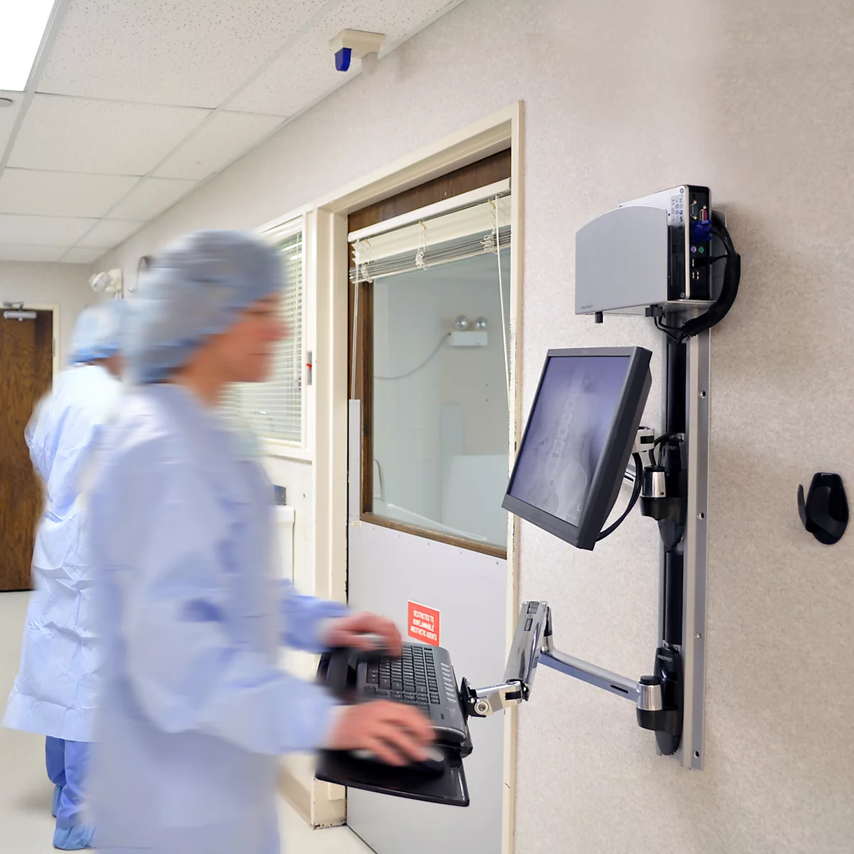 Ergotron LX 45-247-026 zit-sta werkplek, wandmontage, voor 1 beeldscherm tot 32', met toetsenbordlade &amp; medium CPU-houder, in hoogte verstelbaar, kantelbaar, zwenkbaar &amp; kantelbaar, aluminium