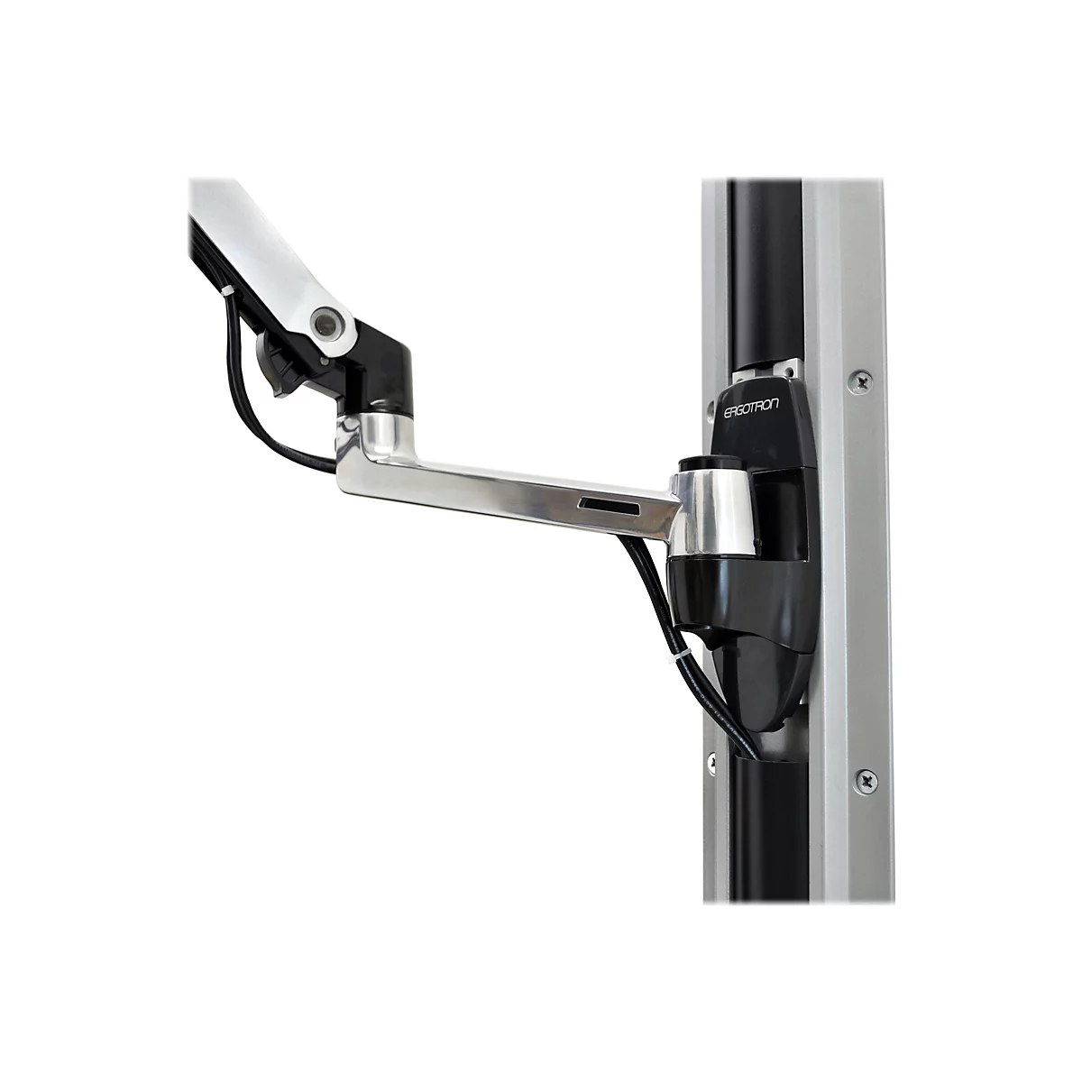 Nahaufnahme eines silbernen Monitorarms, montiert an einer grauen Säule. Schwarze Kabel und das Logo 'Ergotron' sind zu sehen.