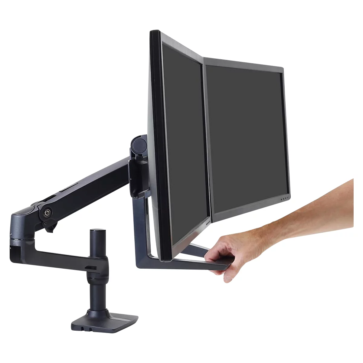 Doppelmonitor-Halterung. Eine Hand hält den Rahmen fest. Schwarze Monitore und Halterung.