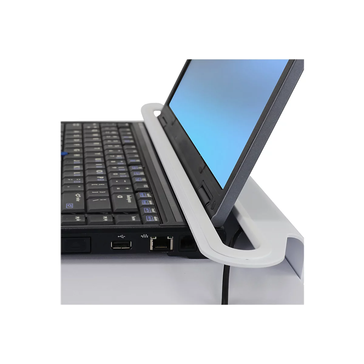 Nahaufnahme eines schwarzen Laptops, der auf einer weißen, ergonomischen Halterung steht.