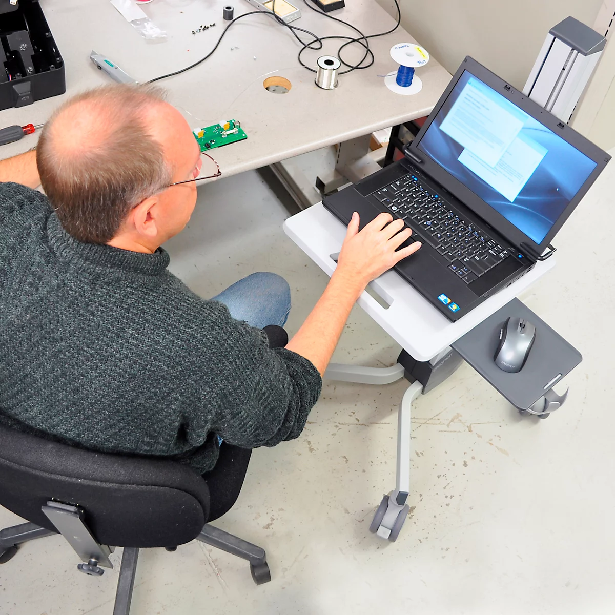 Ergotron Neo-Flex 24-205-214 laptoptrolley, zit- of stawerkplek, in hoogte verstelbaar, voor 17″ laptops, tot 6,8 kg, grijs.