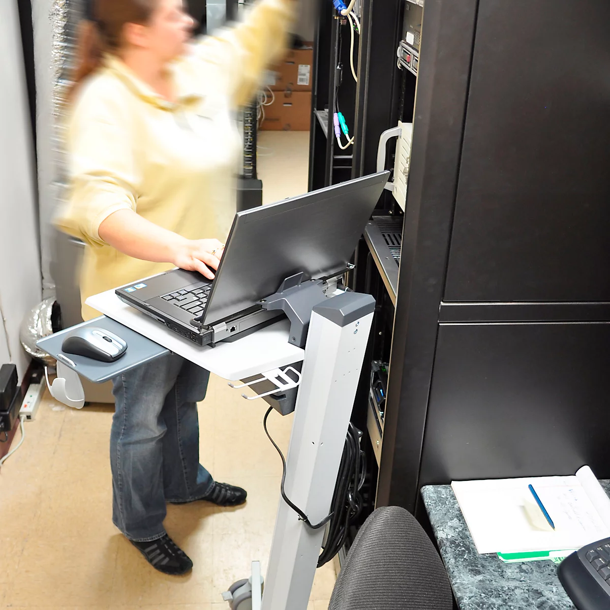 Ergotron Neo-Flex 24-205-214 laptoptrolley, zit- of stawerkplek, in hoogte verstelbaar, voor 17″ laptops, tot 6,8 kg, grijs.