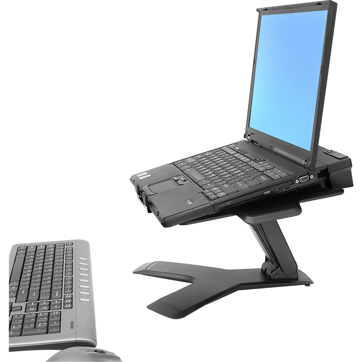 Ein Laptop steht auf einem schwarzen Ständer mit einer externen Tastatur daneben. Der Laptop ist leicht angewinkelt.