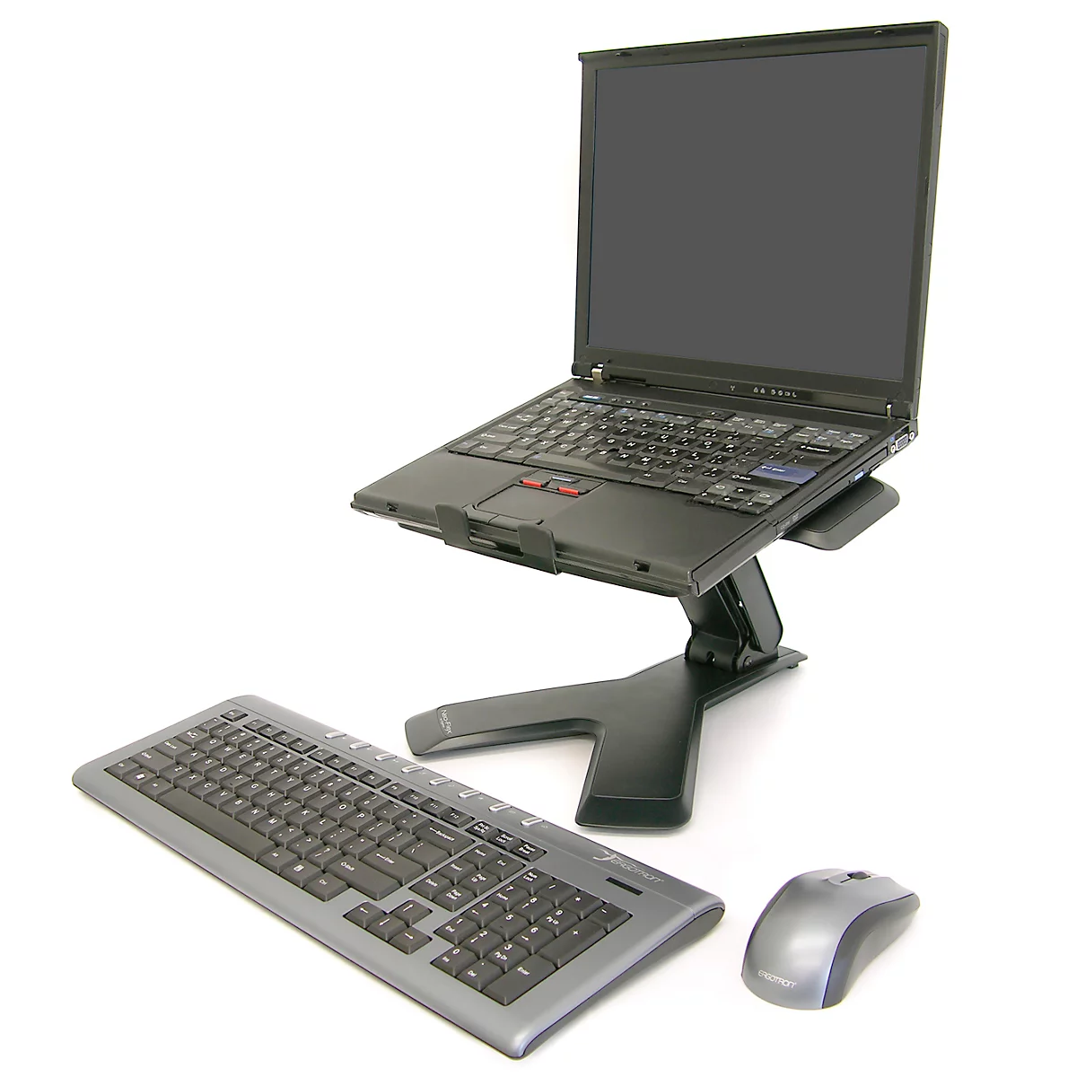 Schwarzer Laptop auf Ständer, Tastatur und Maus vor weissem Hintergrund.