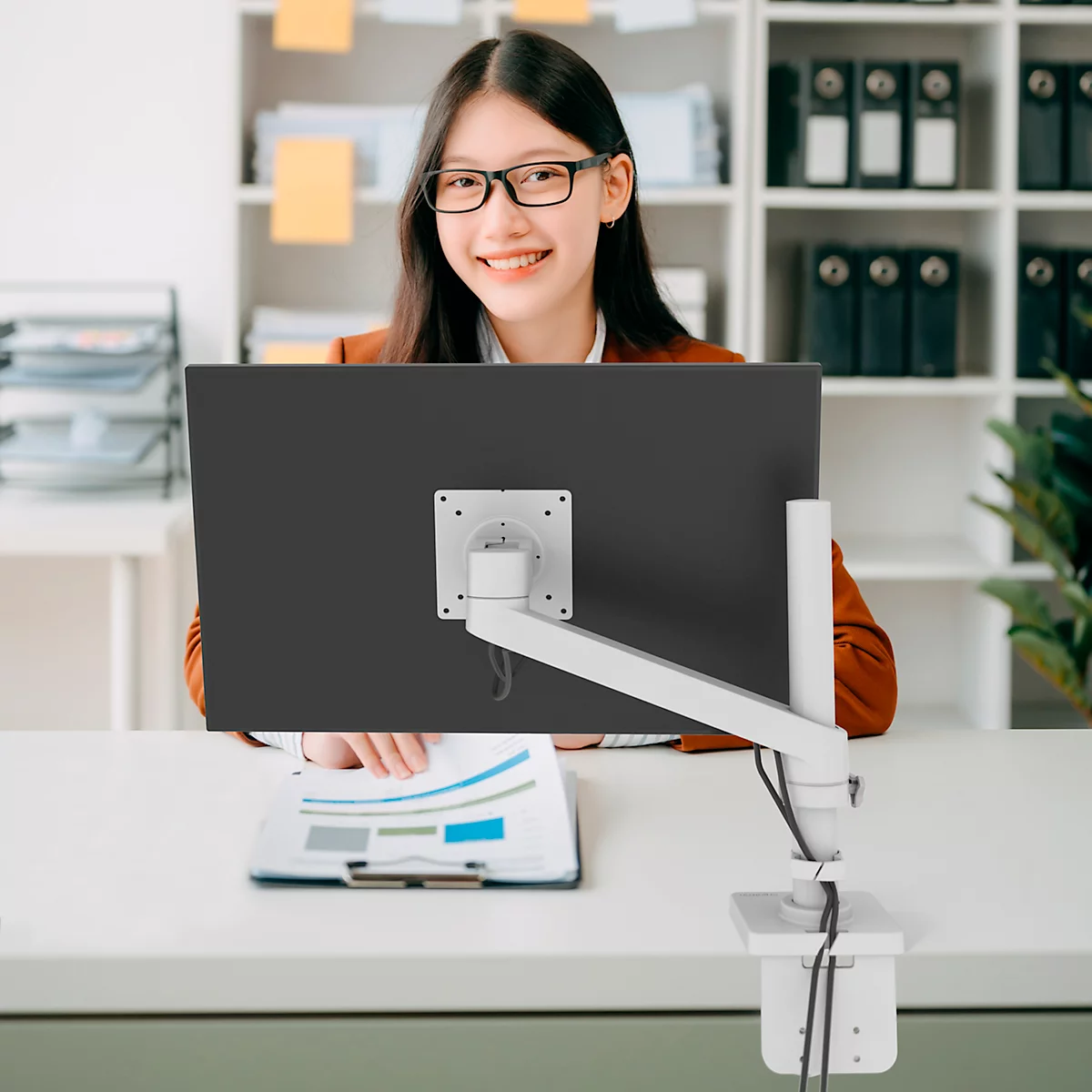 Ergotron NX monitorarm, bureaubevestiging, tot 34", 8 kg, in hoogte verstelbaar, kantelbaar, draaibaar en roteerbaar, wit
