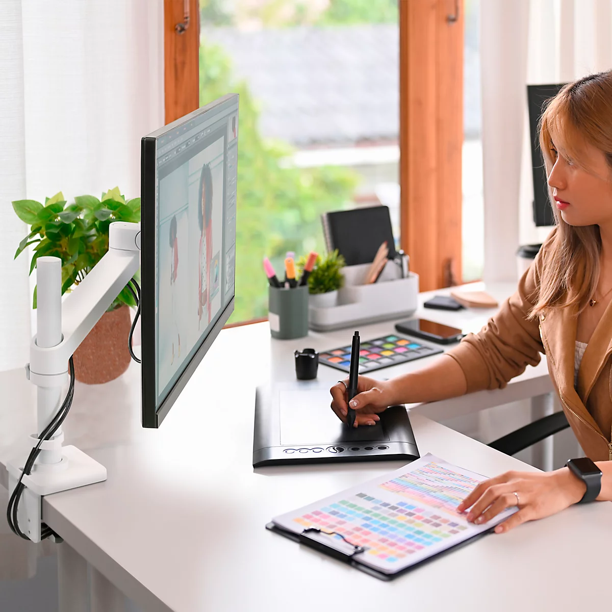 Ergotron NX monitorarm, bureaubevestiging, tot 34", 8 kg, in hoogte verstelbaar, kantelbaar, draaibaar en roteerbaar, wit